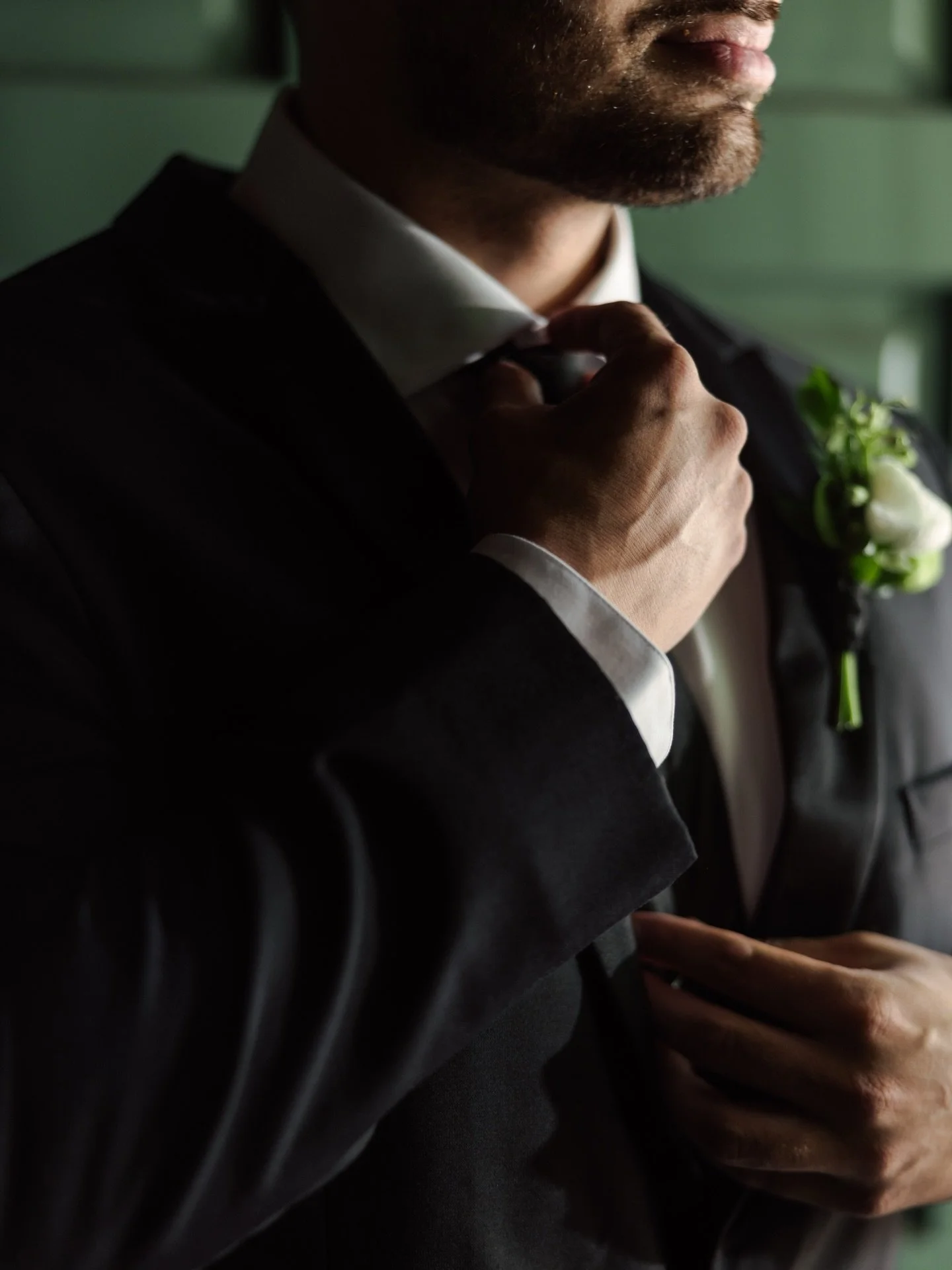 Don&rsquo;t overlook the groom 👏🏼
A well-fitted rental suit can deliver that timeless, tailored look&mdash;while keeping your budget in check!