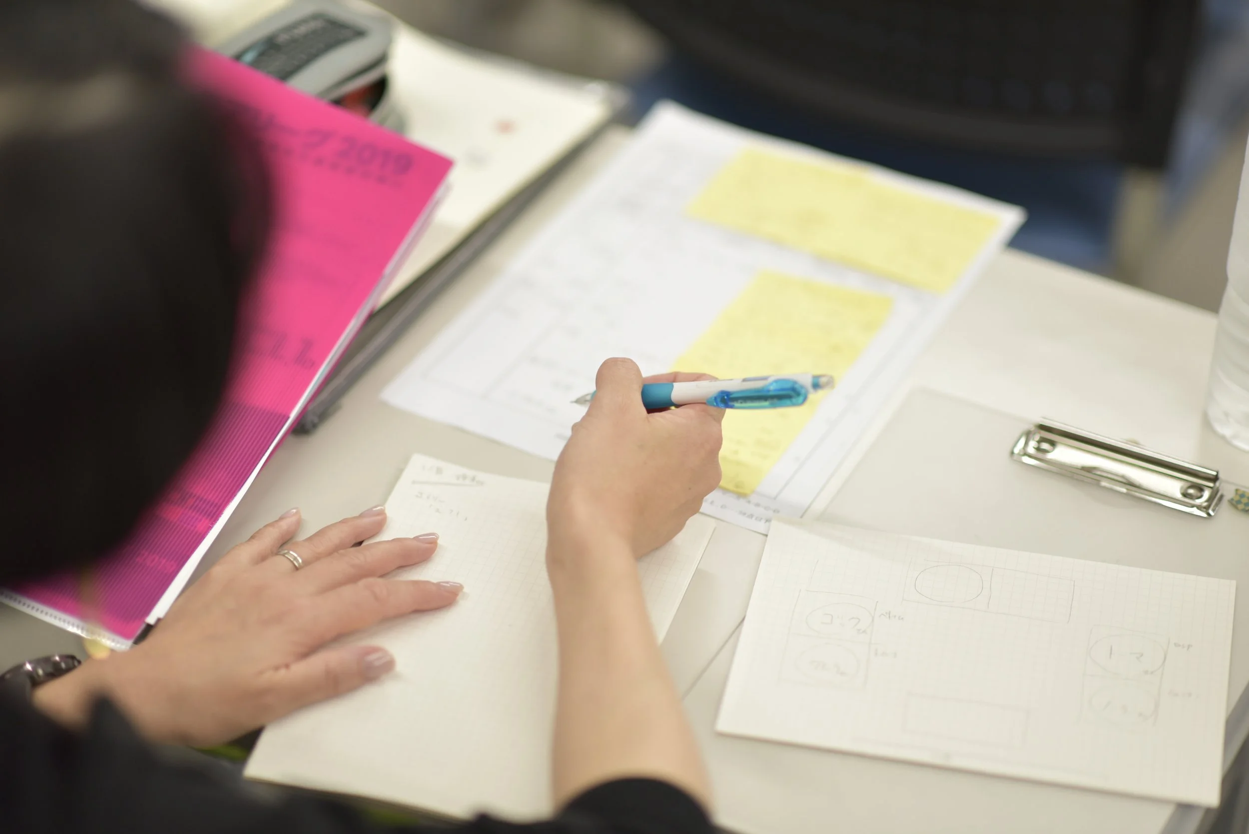 京都民際　日本語教師　養成講座　student taking down notes