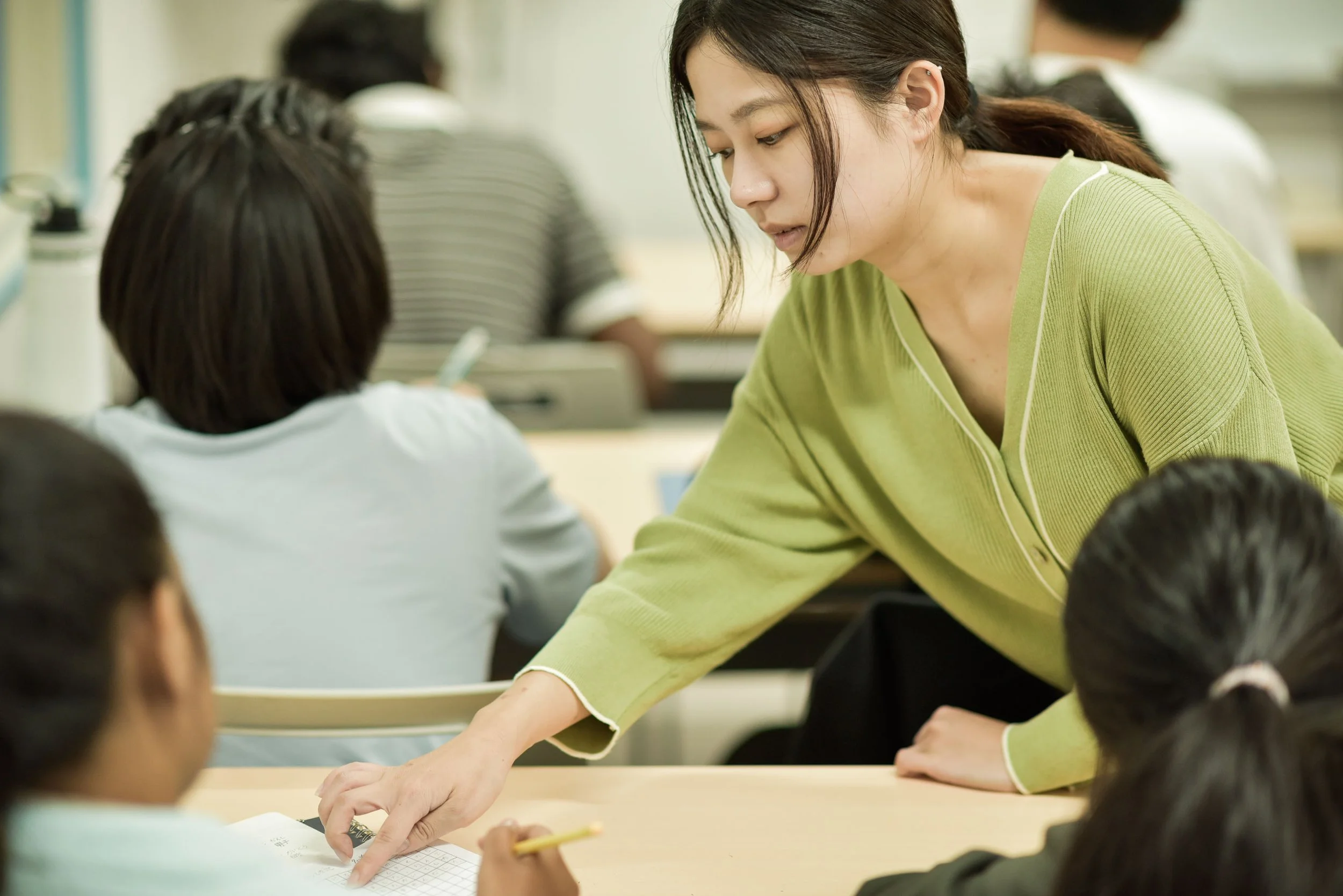 Kyoto Minsai Japanese Language School 京都民際日本語学校 teacher guiding international student