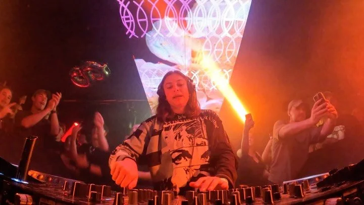 Some wild scenes as @bellaclaxton well &amp; truely blew the roof off last Friday 🤯

Swipe through and relive the energy&hellip;

Massive weekend incoming:
SAT: Residents takeover 
SUN: @littlefritter sending out the Easter long weekend in style

Pr