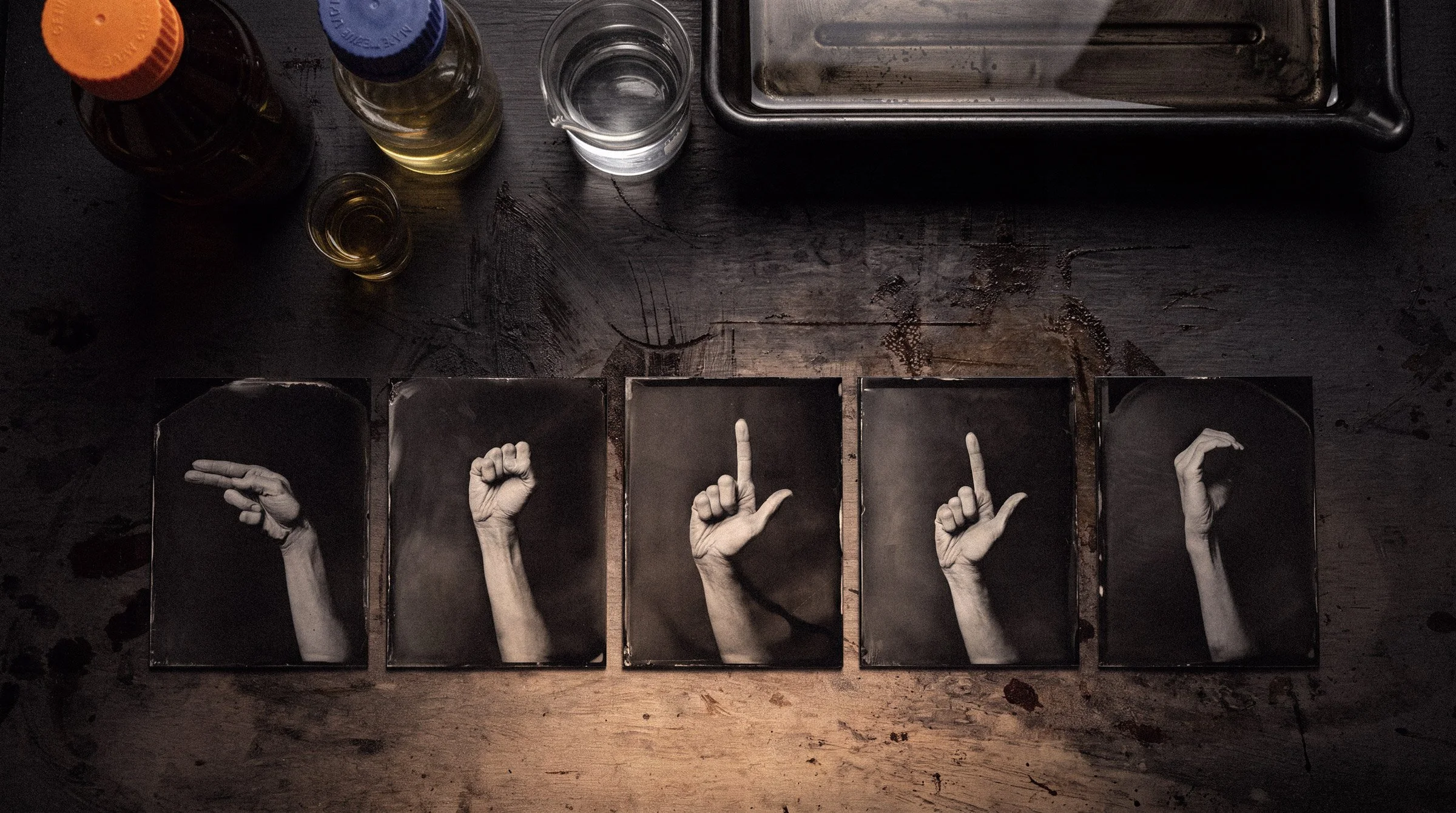 Série de cinq tintypes en collodion humide montrant une main formant différents gestes, réalisés par le studio Periphere à Québec
