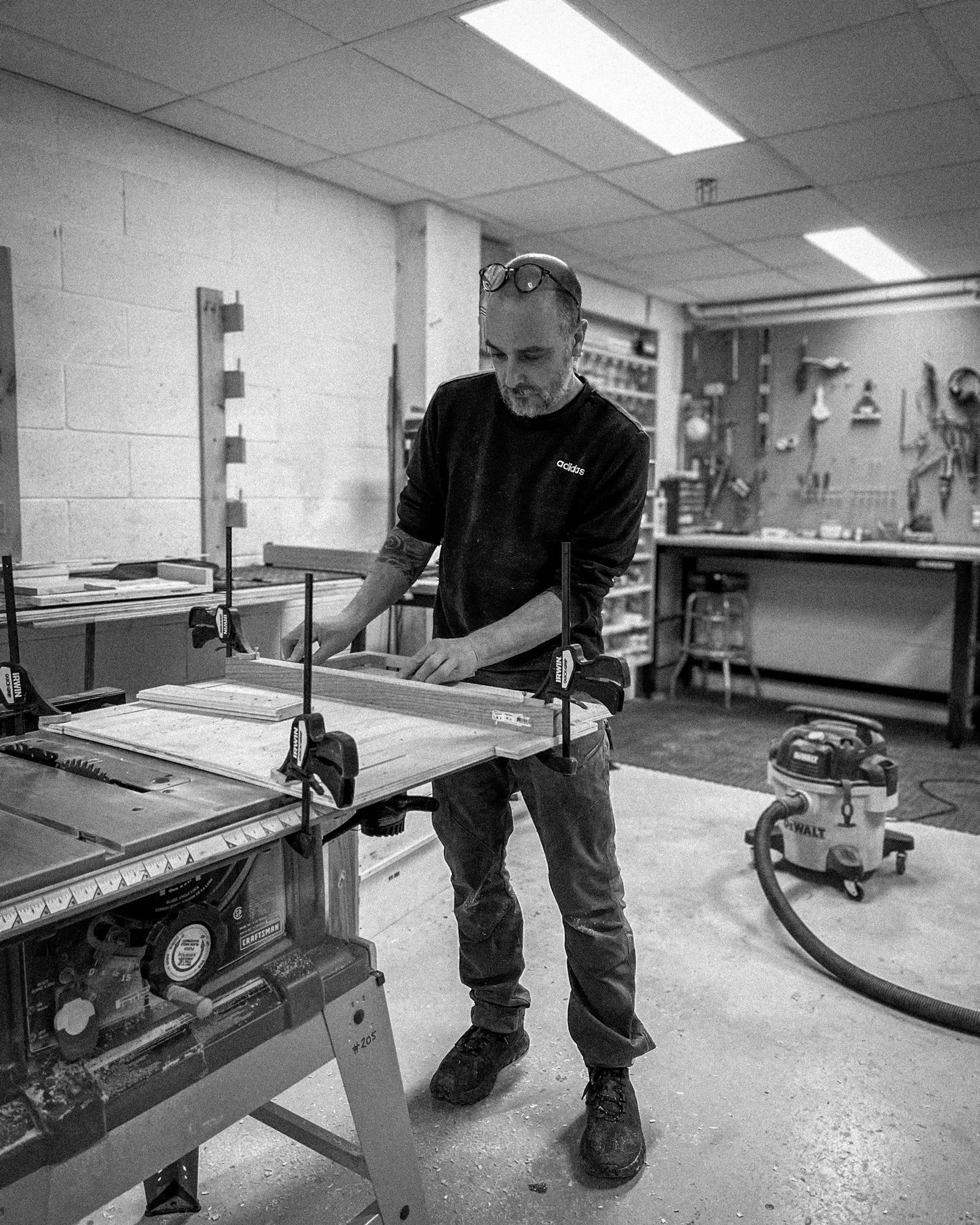 Ulric Collette fabriquant des équipements sur mesure dans l'atelier Periphere à Québec