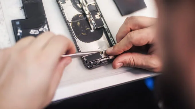 Overcoming Repair Challenges: How Phone Repair NZ Ensures Top-notch Service