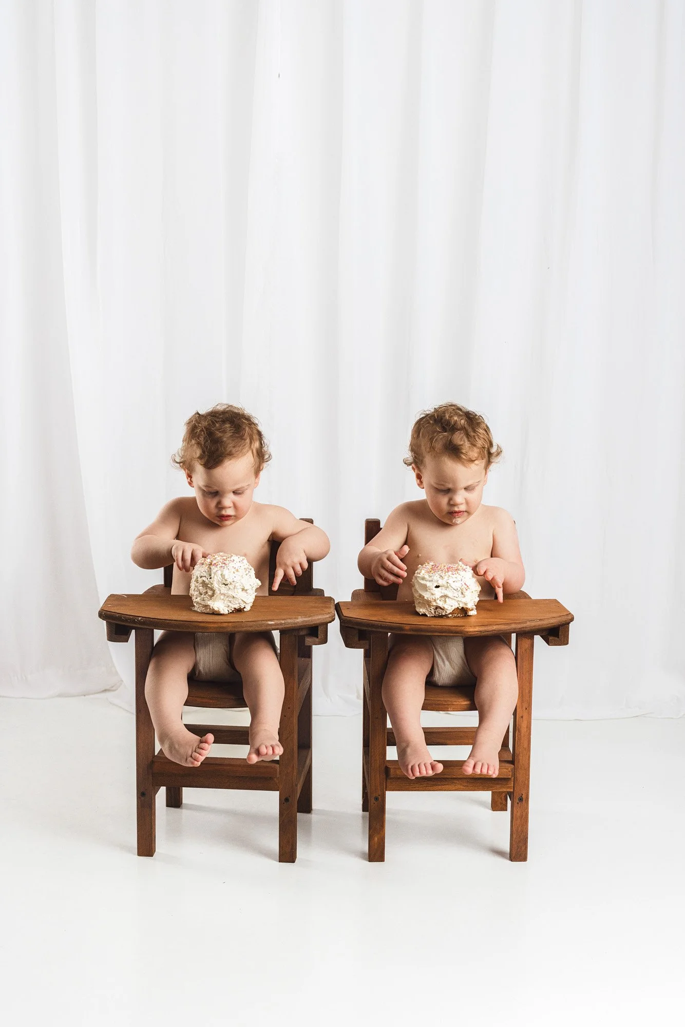 Minimal and timeless first birthday cake smash session photographed in the studio for a Bellevue family. Sweet baby-led moments captured by Seattle milestone photographer Atsumi Sullivan Photography.