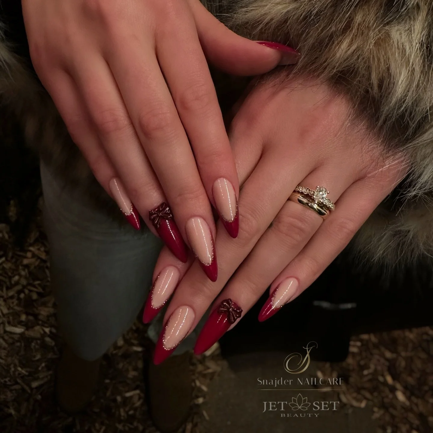 #traditional 🎄✨&hearts;️ merry xmas to all my cuties, ladies &amp; baddies ✨ you&rsquo;re the #source 👑&hearts;️

#xmasnails #nails #rednails 

&bull;Easy Refill Nude Pastell
&bull;NOS Hot Me
&bull;Glitter Gel Luxe Gold
&bull;Crystal Shine 

Produc