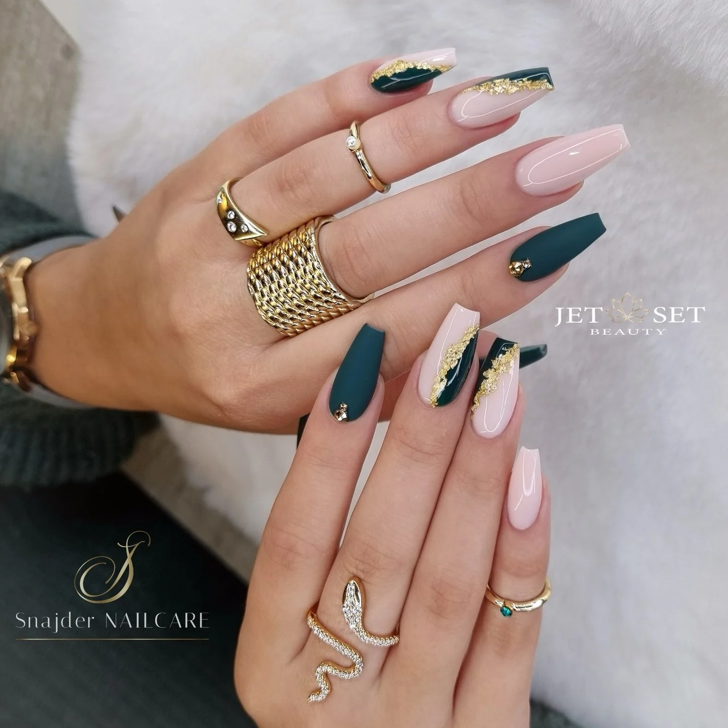 Defined ✨

#nails #nailart #nailsofinstagram #naildesign #nailinspo 

&bull;Nail Foundation Candy Pastel
&bull;Glamour Cover Candy Cream
&bull;NOS Black Emerald 
&bull;Flakes Golden
&bull;Luxury Sealer Matt Wonder
&bull;Crystal Shine Marshmallow 
&bu