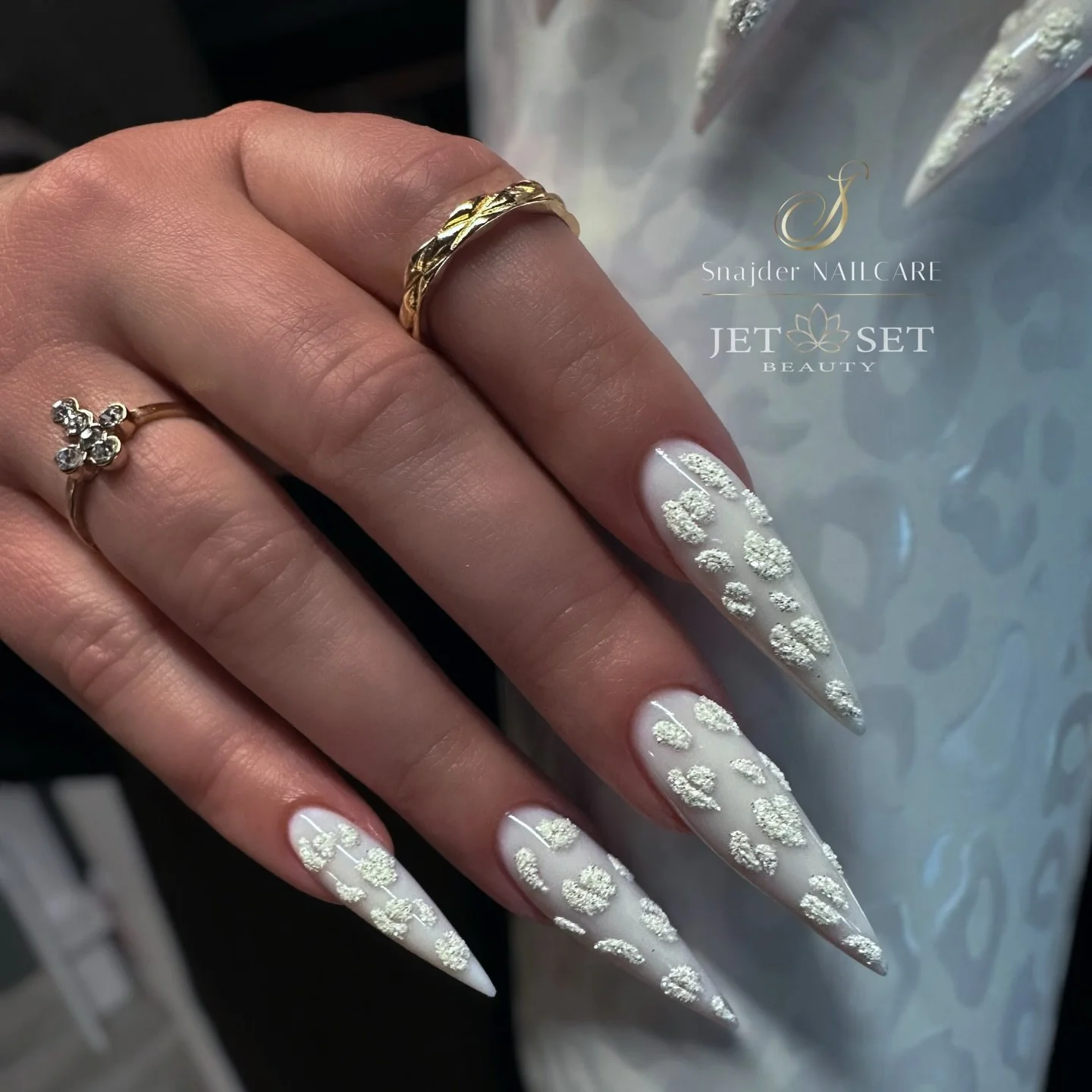 About aesthetics 🤍

#nails #nailart #nailsofinstagram #nailinspo #instanails 

&bull;Fiber Xreme White
&bull;Perfect Match Snow Bunny
&bull;Crystal Shine Snow White

Products @jet_set_beauty_nails