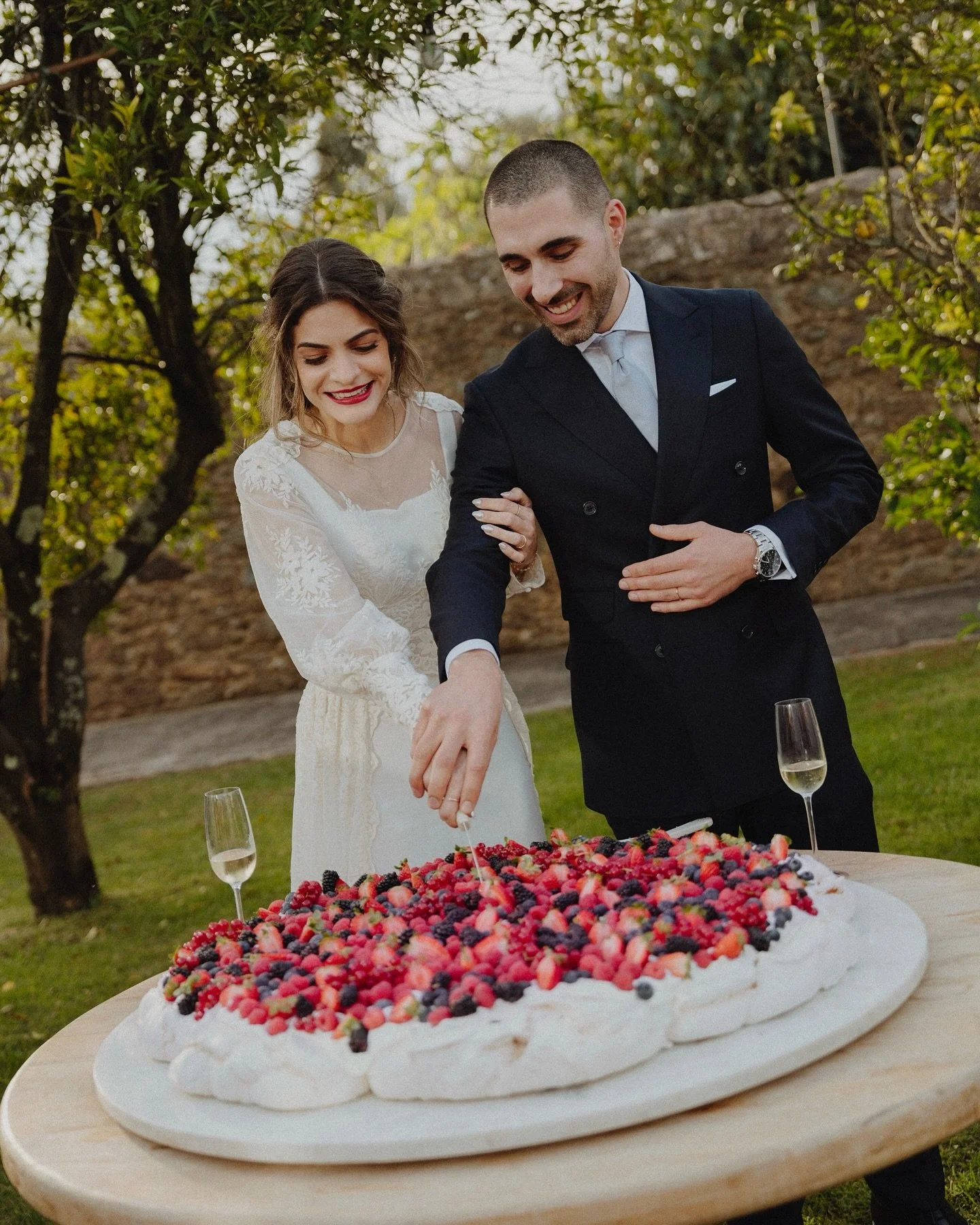 Not every cake is cut at midnight. Some moments are meant for daylight, when everything feels light and real.

photo &amp; video: @heritage.wed w/@pschufilms @marianatomaz.wed
venue: @historiascomalma
live painting: @mariadasletras.pt
cake: @nakencak