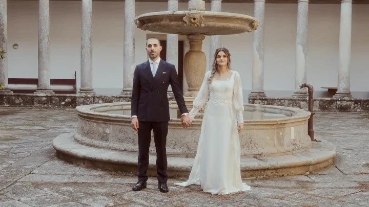 Sara and Pedro&rsquo;s wedding in Porto reminded us how love looks under natural light - raw, tender, and beautifully unfiltered.

photo &amp; video: @heritage.wed w/ @pschufilms @marianatomaz.wed
venue: @historiascomalma
live painting: @mariadasletr