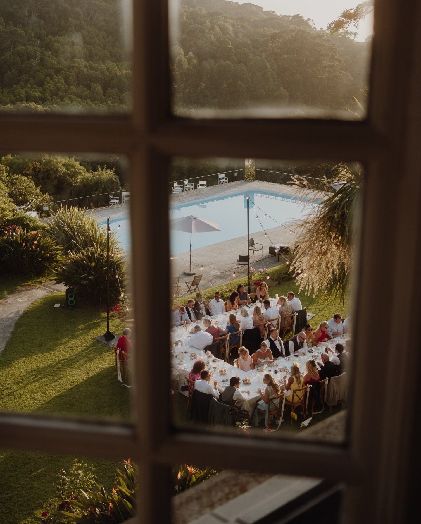 dinner under the fading light, surrounded by mountains, stories and people who feel like home.

Photo &amp; Video: @heritage.wed 
Venue: @quintasaothiago
Decor: @fashionmomentseventos
MUA: @joanabastos.makeup
Catering: @sebze.lisboa
Dress: @pronovias