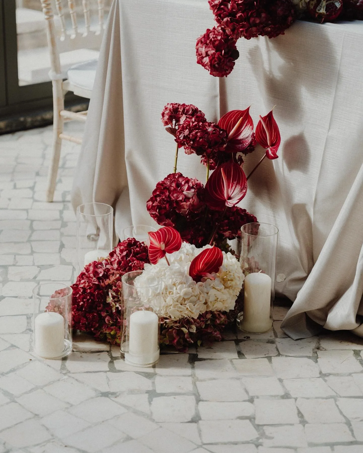 When the table stops being a setting and becomes a story. Texture, colour, and quiet intention.

We can&rsquo;t wait for 2026 season ✨

Photo &amp; Film: @heritage.wed with team:
@sofiabatistaphotography @pschufilms @marianatomaz.wed
WP: @romaeventos