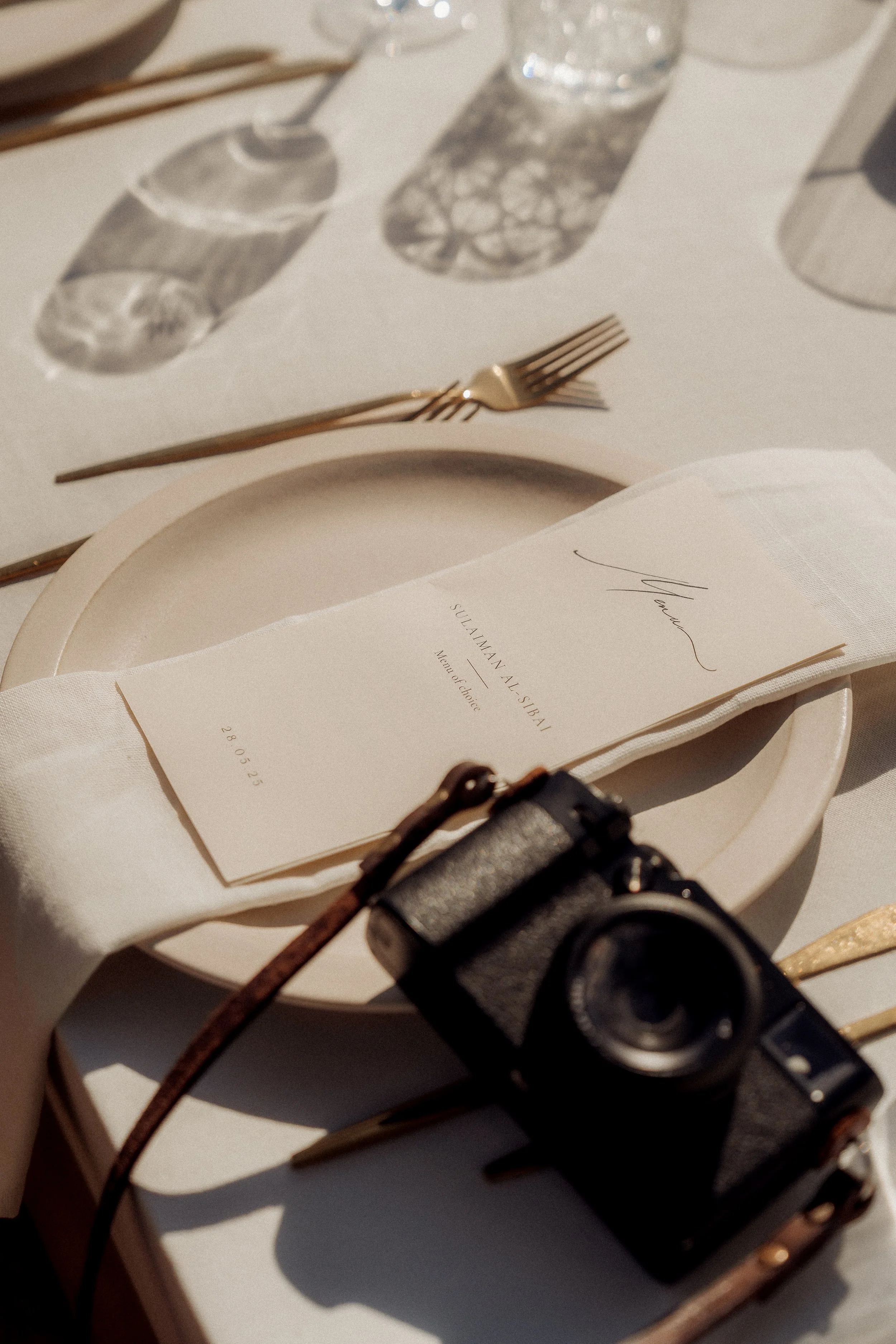 A dinner table, chic outdoor wedding decor at Quinta São Thiago 