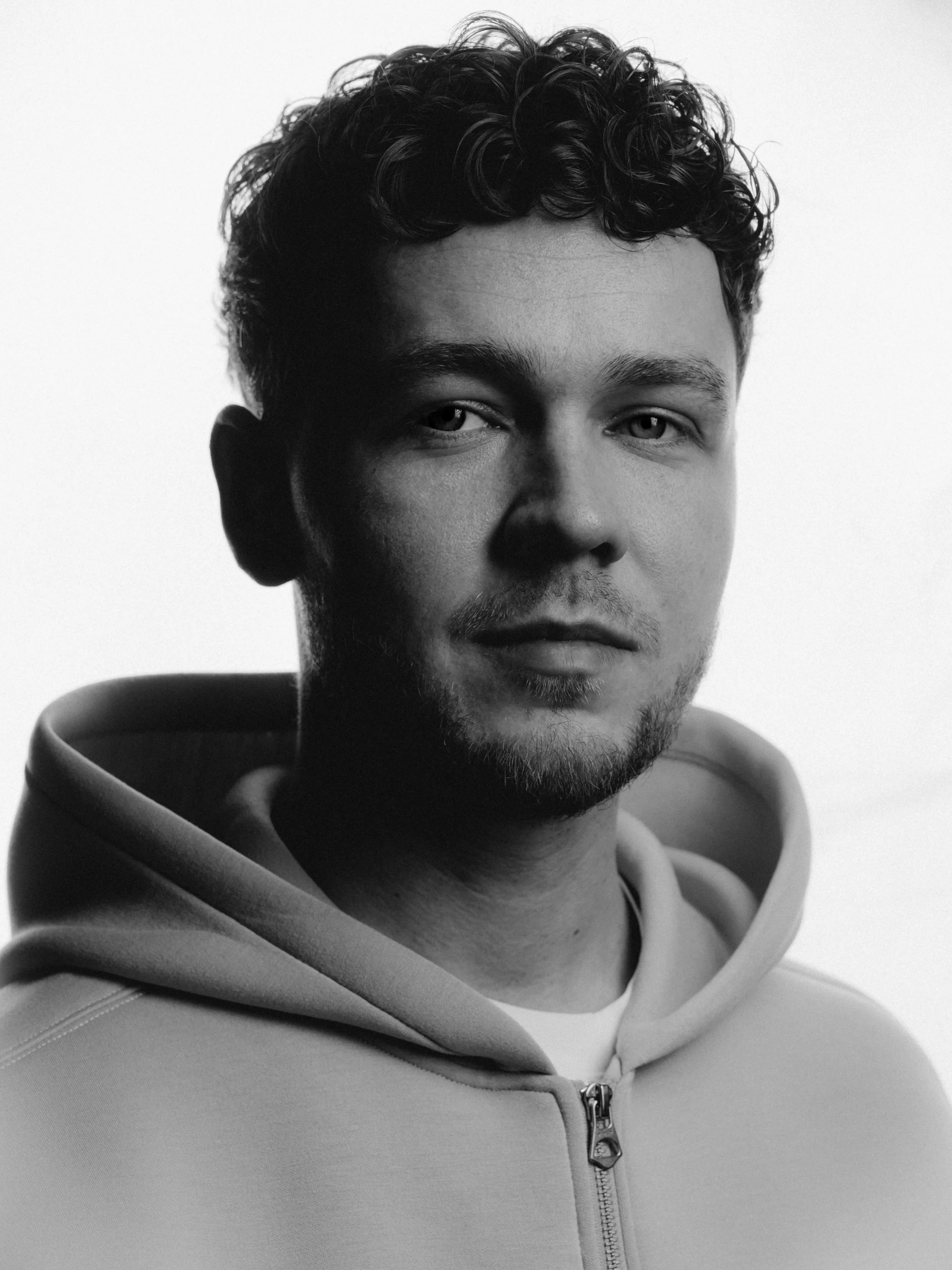 Portrait of Mark Verhees taken in Black & White, showing on his about page.