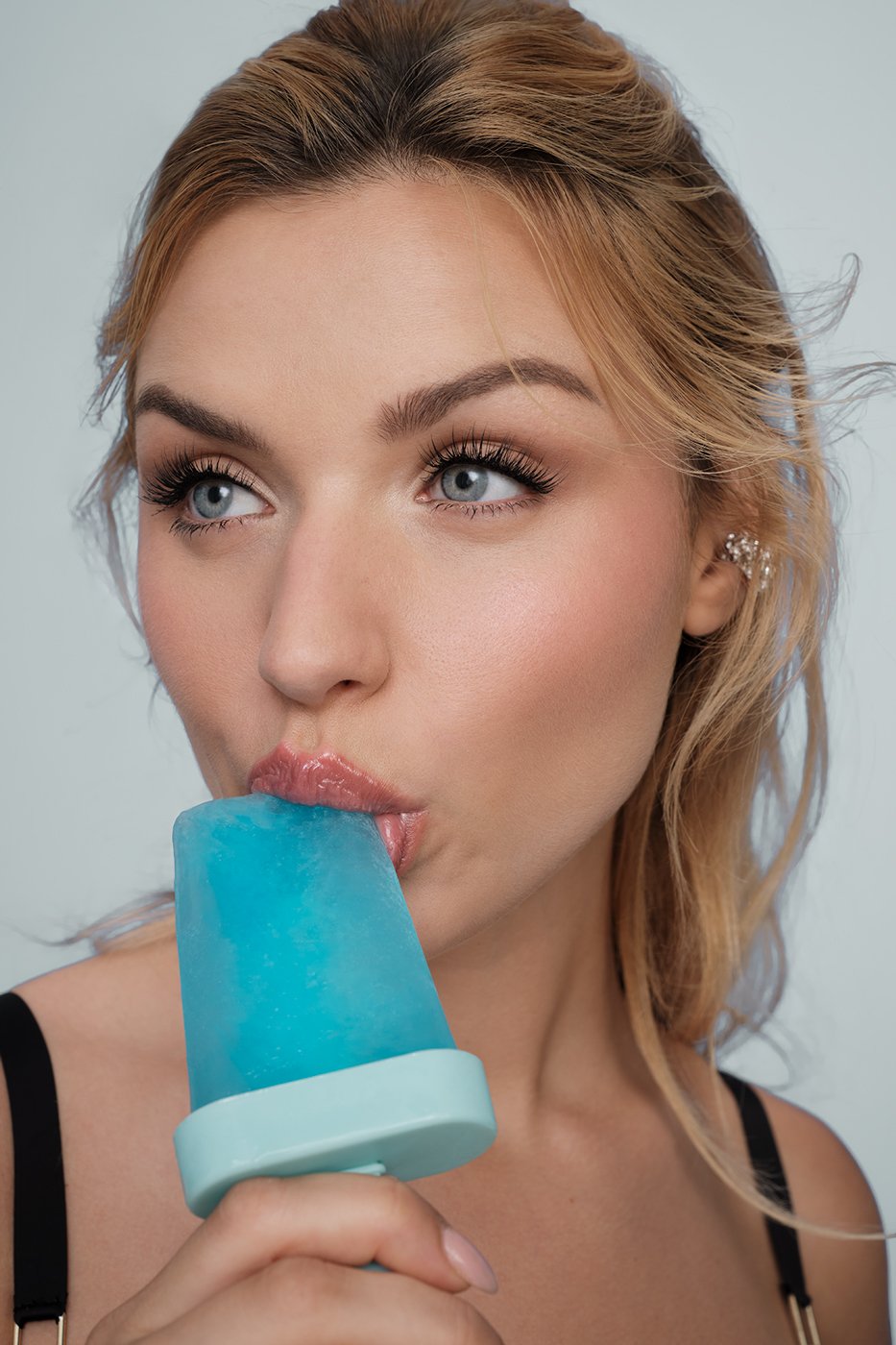 Mirela-MarieClaire-Jul252398.jpg