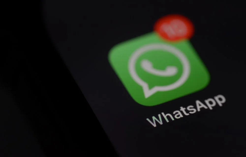 Telefon- & WhatsApp‑Betrug 2025: So schützen Sie sich vor KI‑Stimmen und Fake‑Nachrichten (Rheinbrohl, Neuwied & Koblenz)