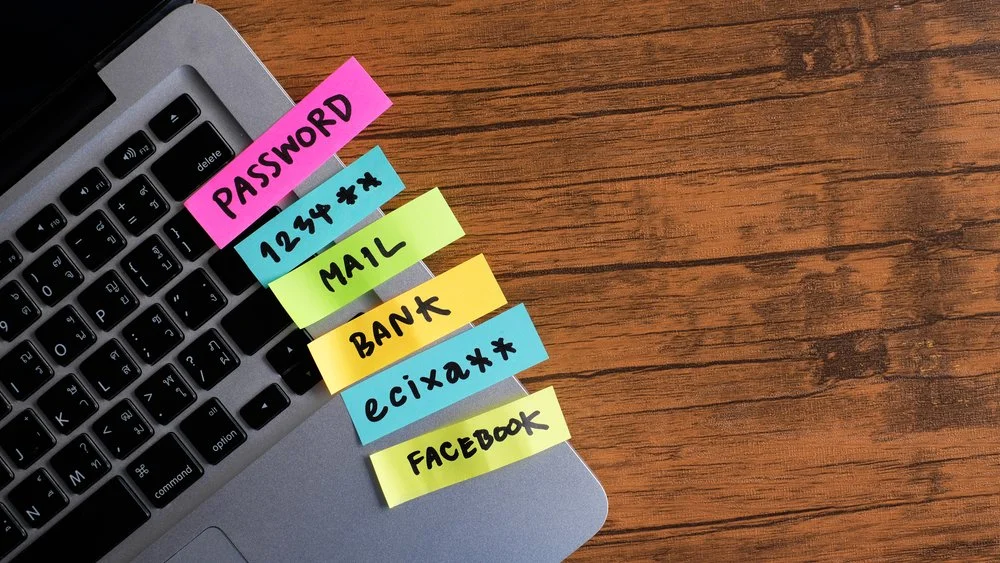 Passwortmanager & 2‑Faktor: So sichern Sie Ihre Konten – einfach, alltagstauglich und ohne Merk‑Stress