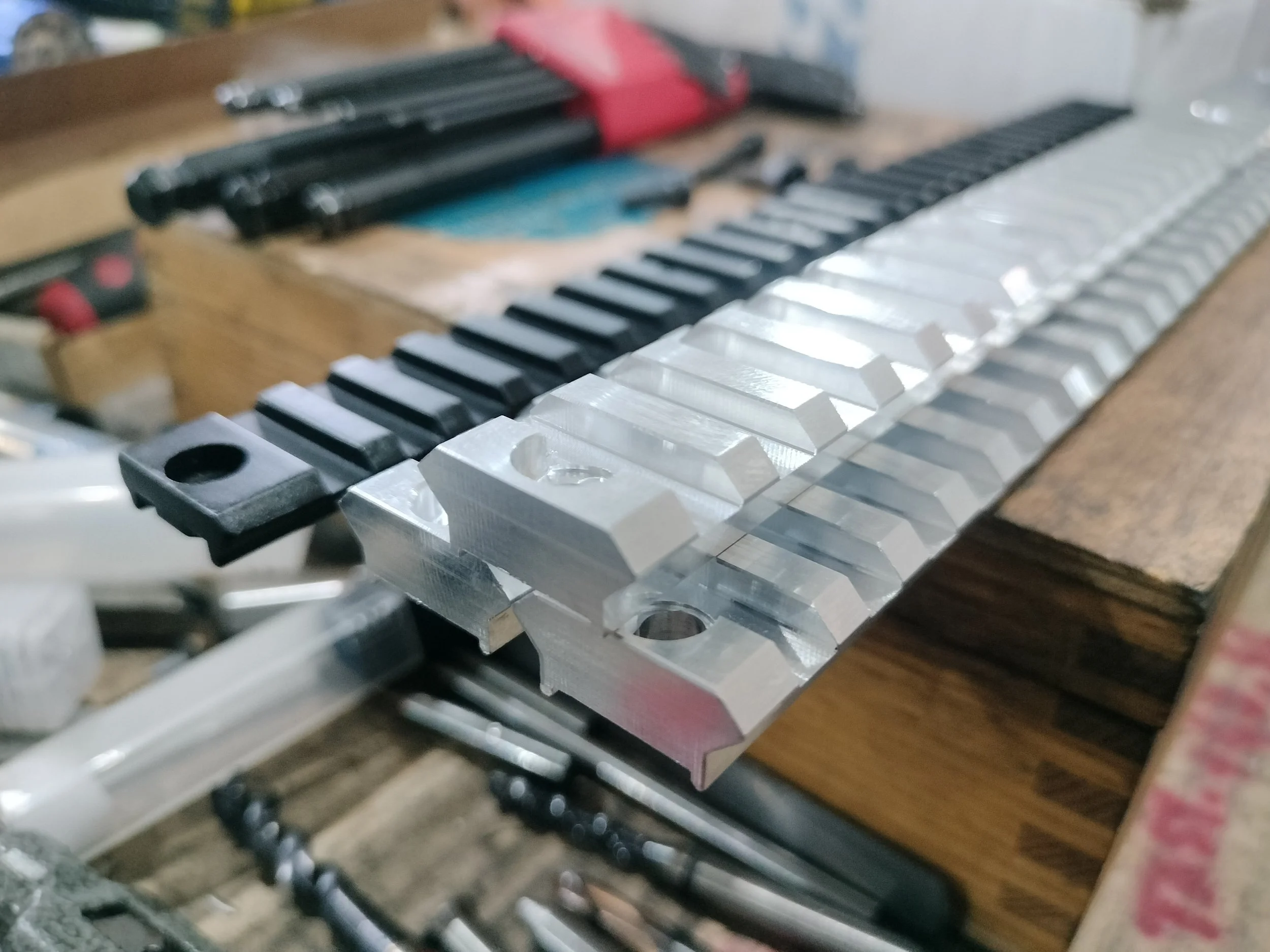 Particolare di una tastiera di un pianoforte o amp, con tasti neri e bianchi, su un banco di lavoro.
