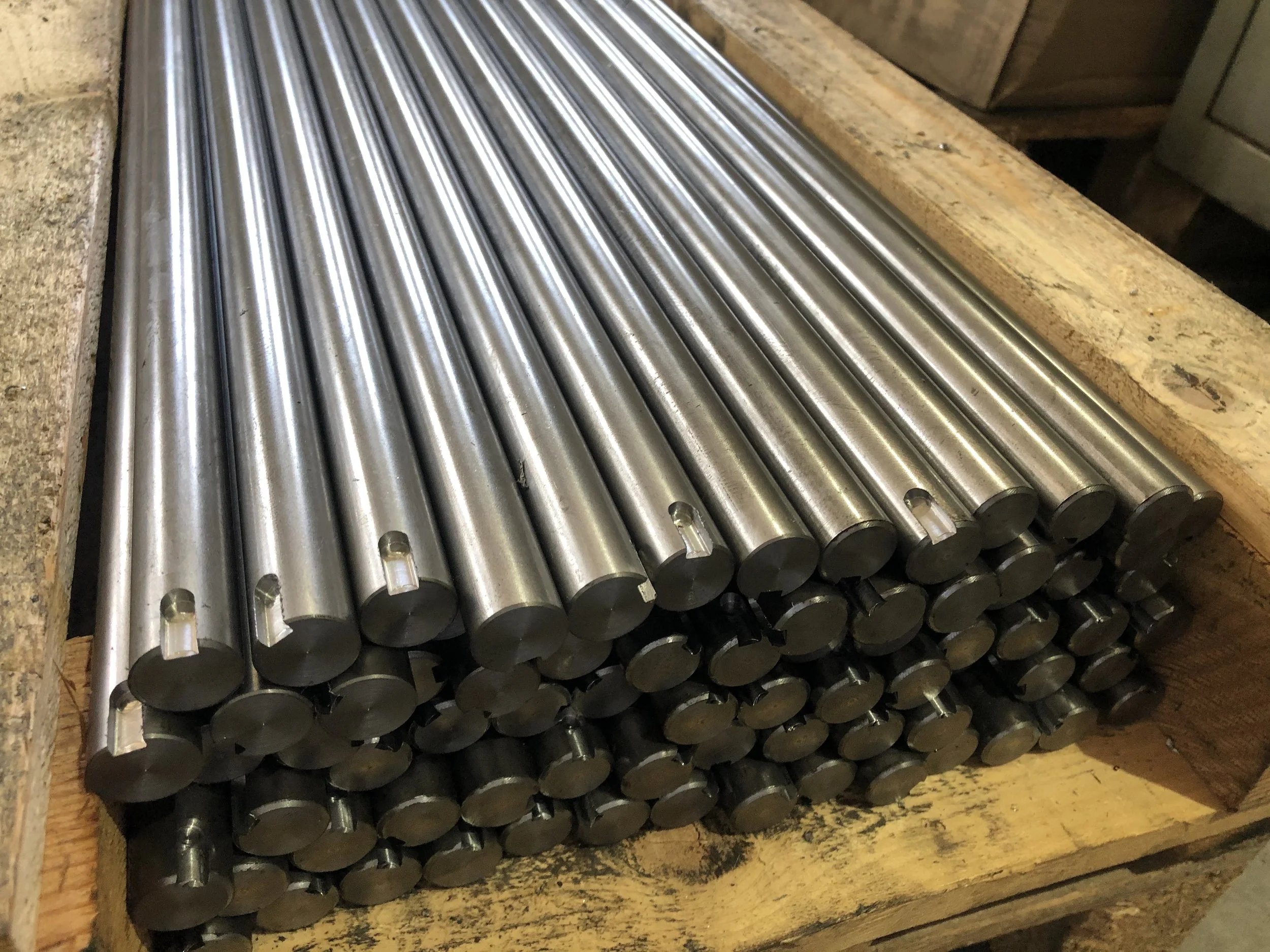 Tubi di metallo diagonali su un banco di legno.