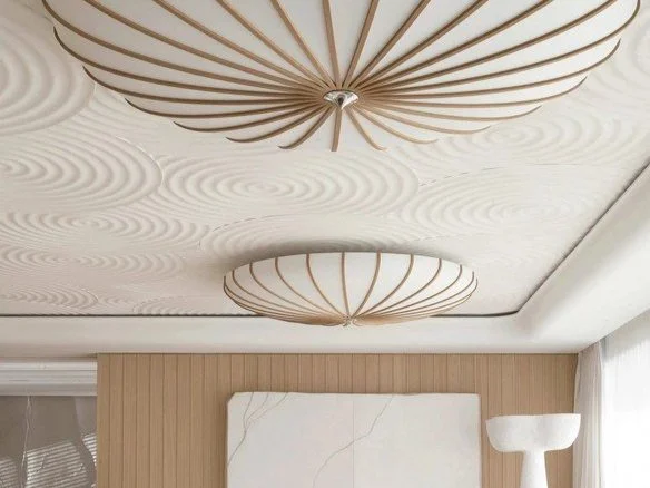 Décoration intérieure avec plafonds design en relief, luminaires suspendus en forme de fleurs ou d'objets artistiques, murs en bois clair et éléments décoratifs modernes.