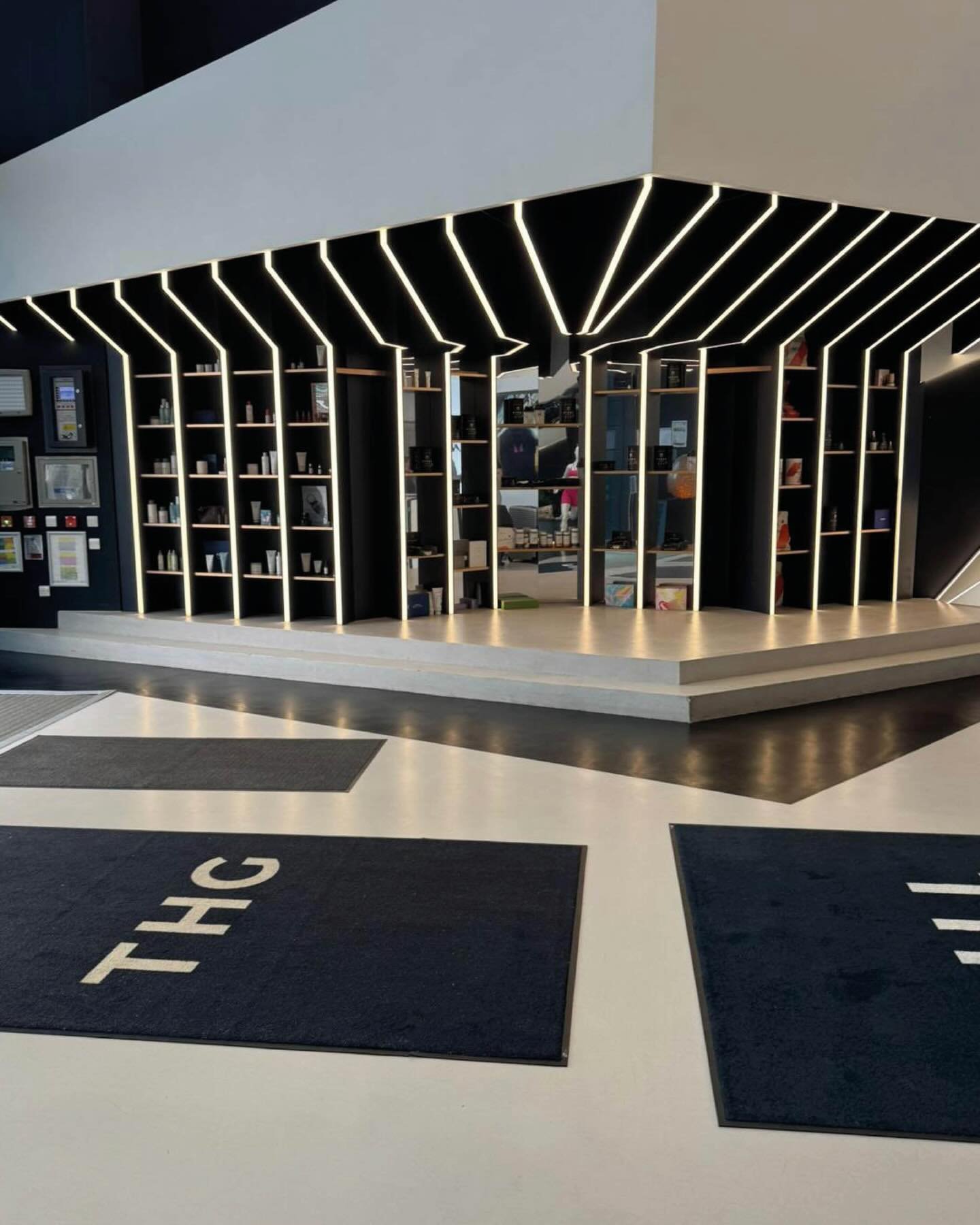 Looking back at March: a month full of progress, great collaborations, and new highlights.

🇬🇧 Our sales team flew across the UK, stopping in Manchester and London to meet with @thg and @cultbeauty and discuss exciting sales opportunities and H2 pl