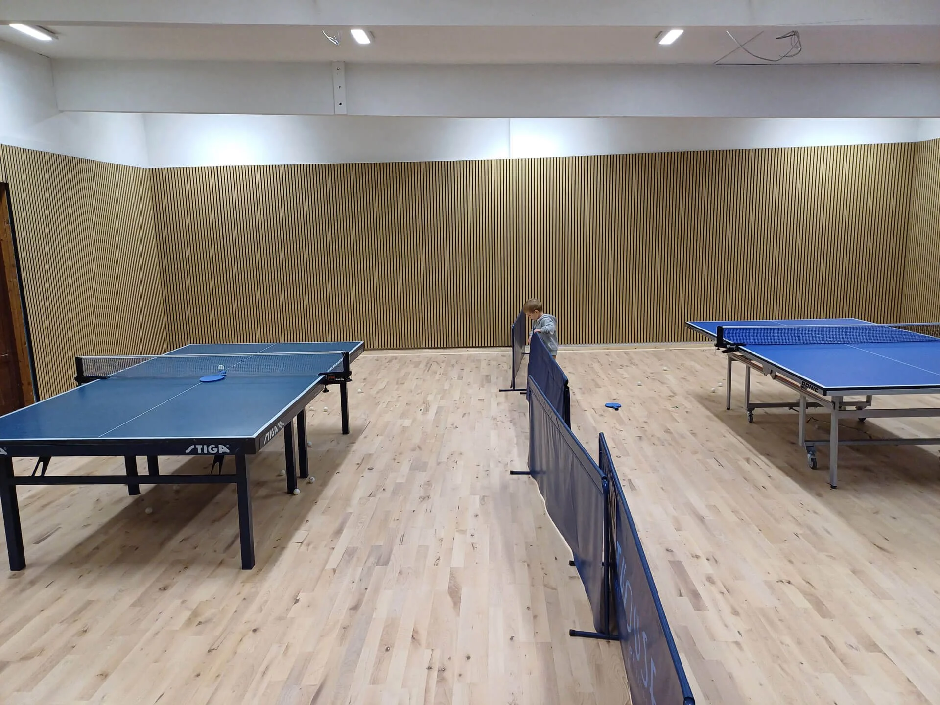 Her står det færdige rum – med nyt gulv, akustikpaneler og bordtennisborde på plads.