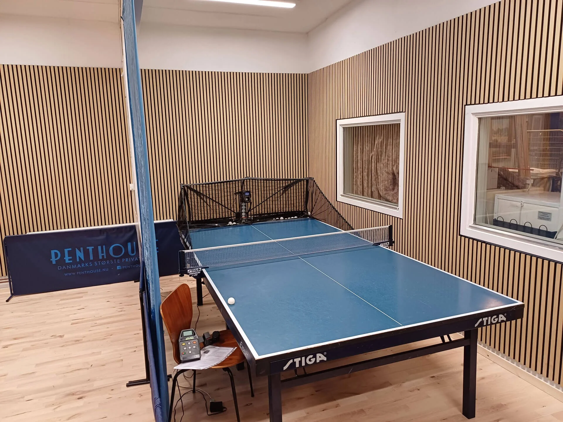 Opstillet bordtennisrobot.