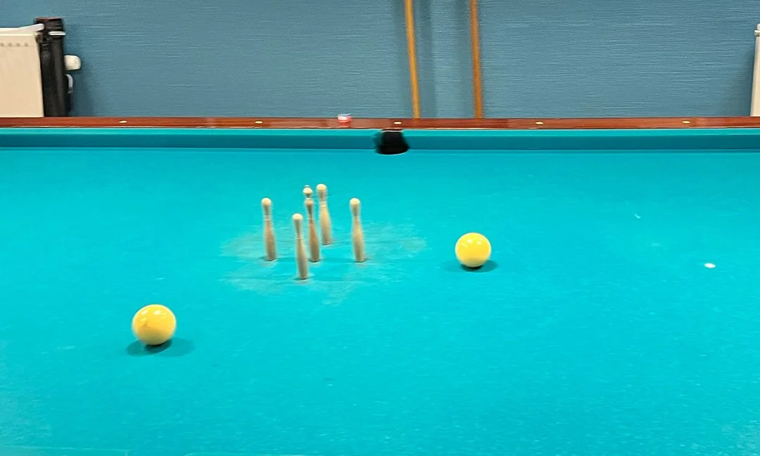  Her ses de gamle klæder, som efter mange års tro tjeneste trængte til en kærlig hånd og en udskiftning 