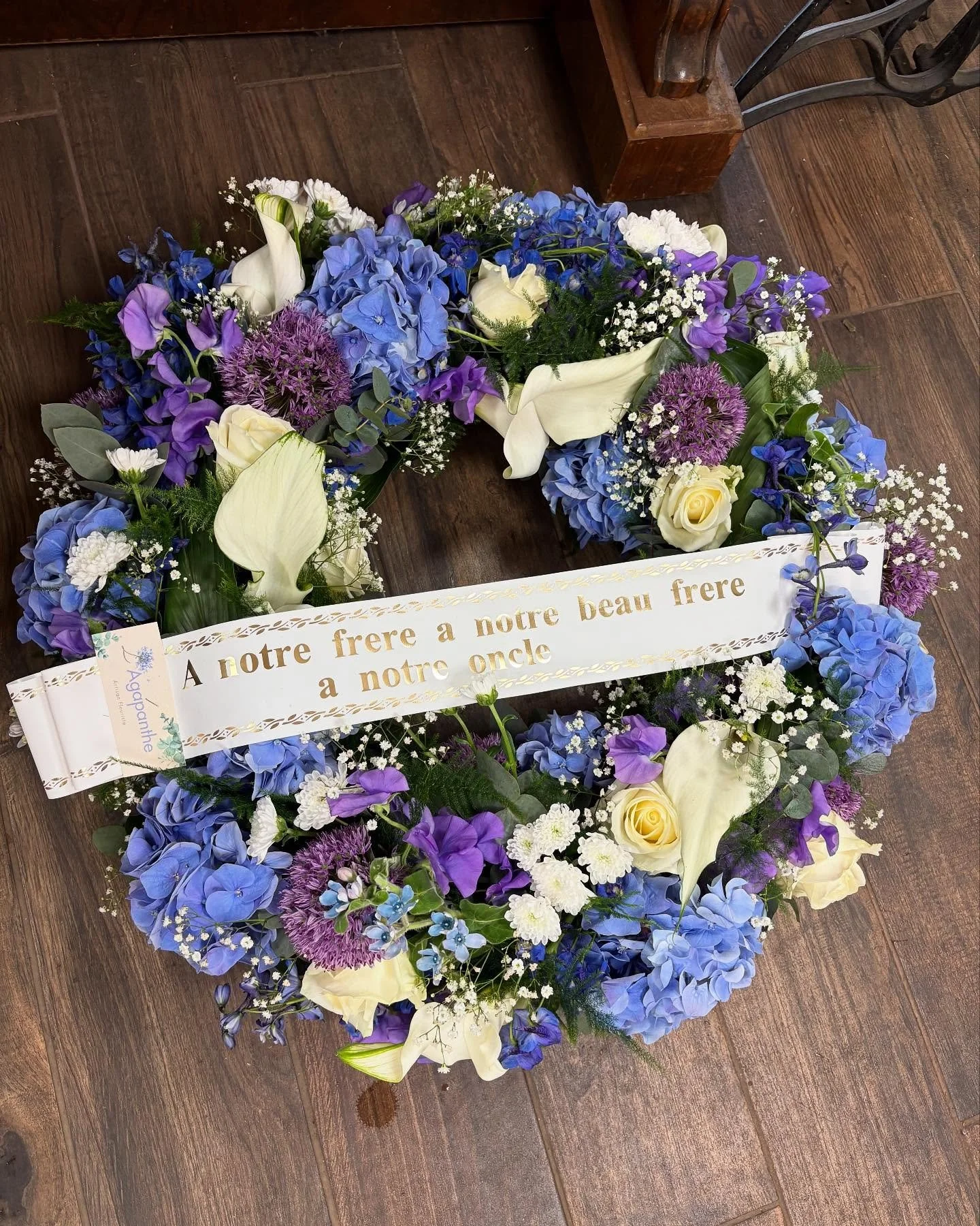 Des bleus profonds comme les silences qu&rsquo;il laisse derri&egrave;re lui,
Des blancs pour la paix retrouv&eacute;e,
Et des violets pour l&rsquo;empreinte douce de son souvenir.

Que ces fleurs murmurent ce que les mots ne peuvent dire. 💐

✨ Chaq