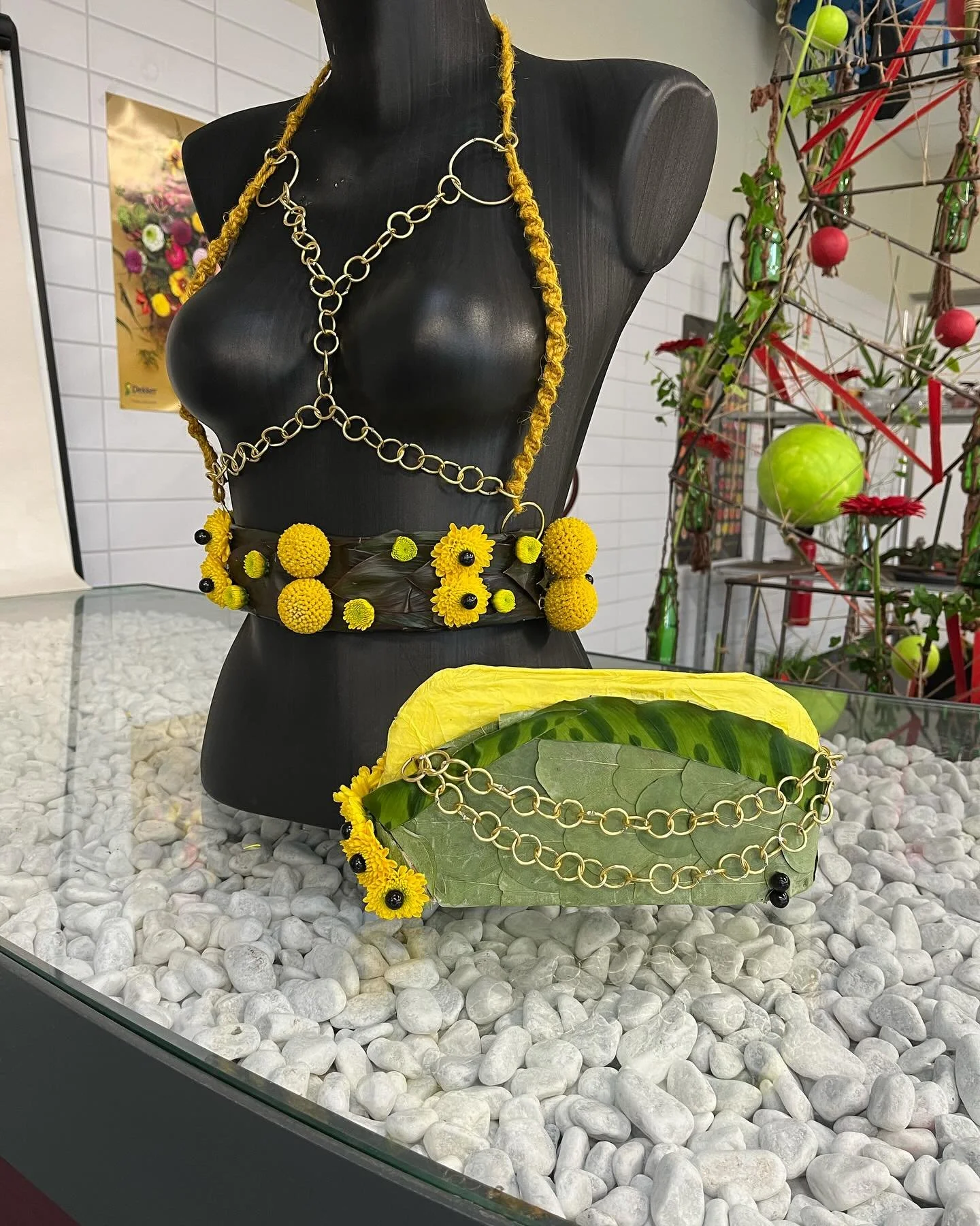 Un harnais fleuri et son calot 🌼🌑 Un joli monochrome jaune et noir 🌑🌼