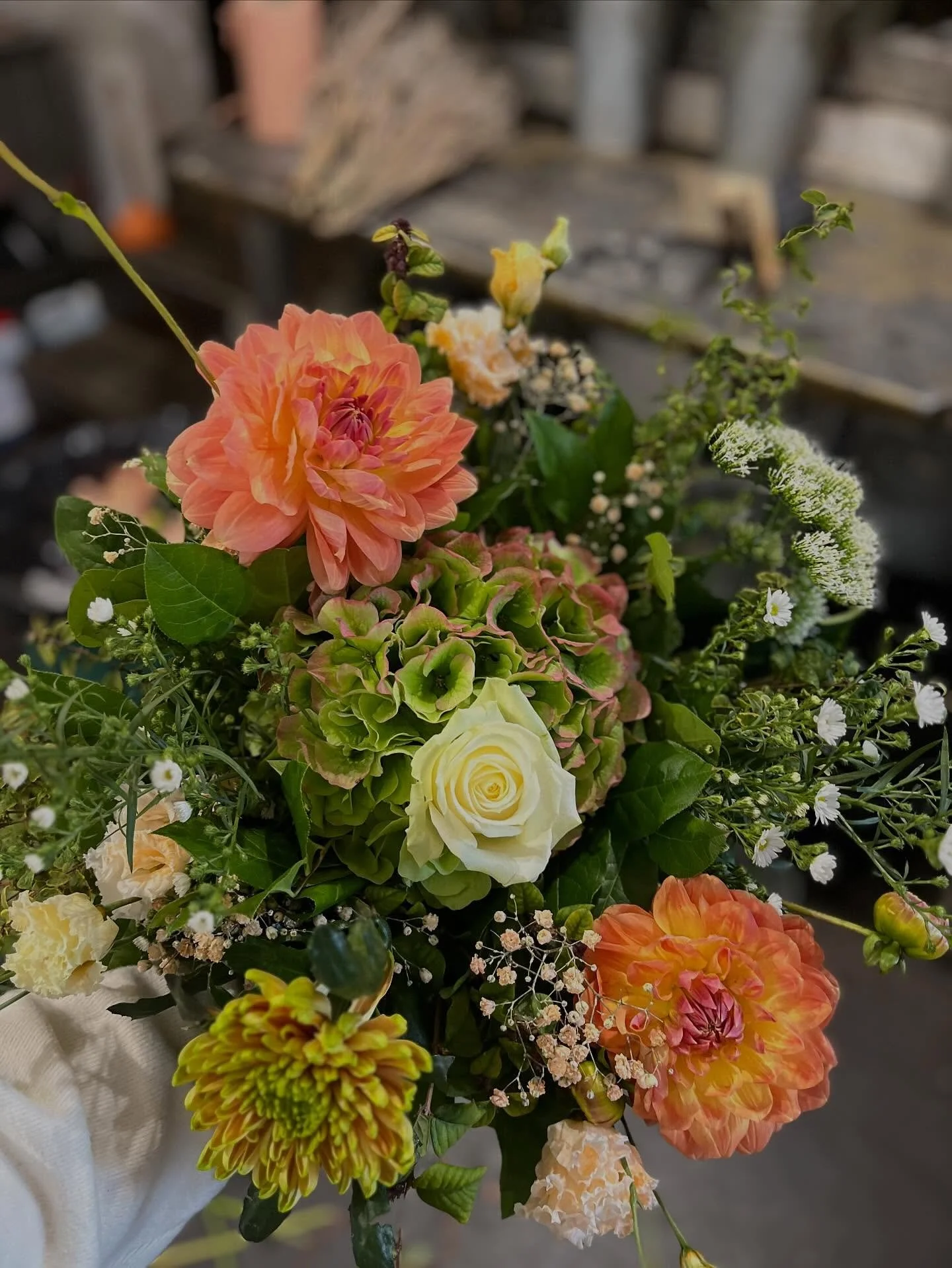 CONCOURS !! 🌙
Pour f&ecirc;ter l&rsquo;ouverture de ma boutique, j&rsquo;ai envie de vous g&acirc;ter 🍁
🎁 &Agrave; gagner : un bouquet d&rsquo;une valeur de 50&euro; !

Vous pourrez le r&eacute;cup&eacute;rer directement &agrave; l&rsquo;atelier, 
