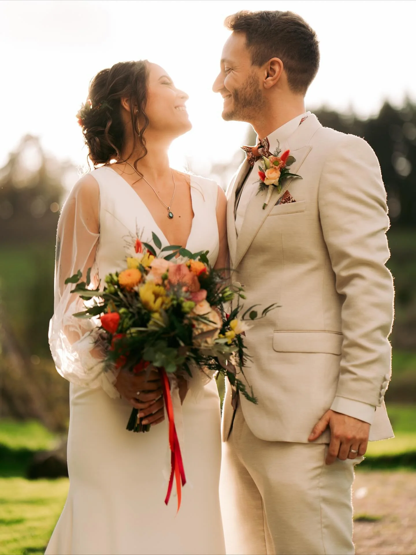 🍁Mariage de M&amp;P🍁

Une ambiance douce et lumineuse pour c&eacute;l&eacute;brer l&rsquo;amour de Morgane &amp; Philippe.
Des compositions florales aux tons chauds, orang&eacute;s, jaunes et cuivr&eacute;s, m&ecirc;lant feuillages, fleurs s&eacute