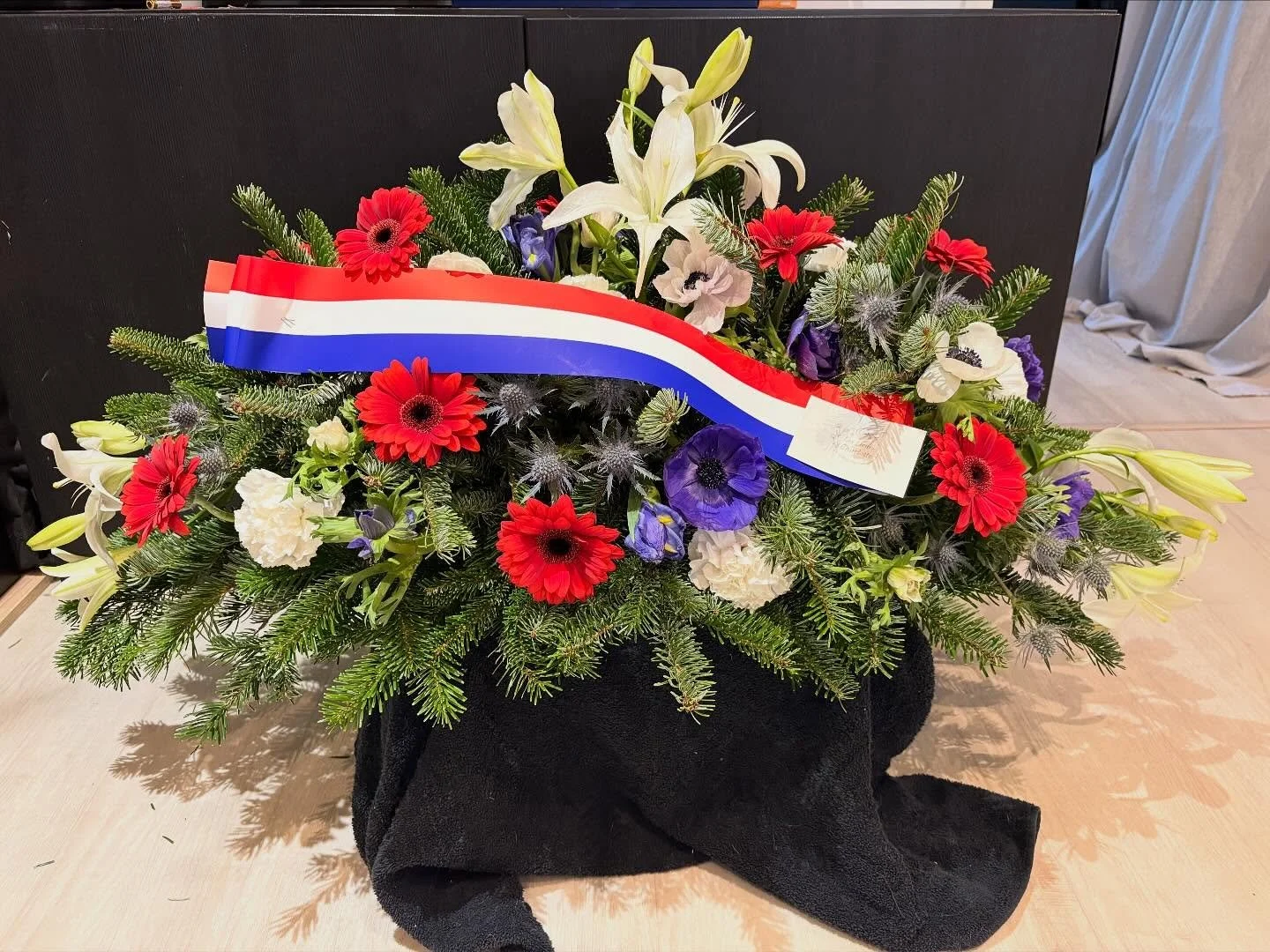 🇫🇷 Cr&eacute;ation florale pour les comm&eacute;morations du 11 novembre 🇫🇷
J&rsquo;ai eu l&rsquo;honneur de r&eacute;aliser cette gerbe pour la @villedelingolsheim , en hommage &agrave; celles et ceux qui se sont battus pour notre libert&eacute;