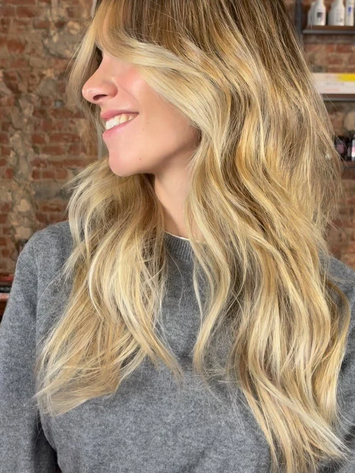 Swipe for the glow ✨
Un biondo luminoso, naturale, costruito su misura.
More blonde, still her.
Hair @lucioocria 
#blonde #glow #haircut #hairstyle #blondespecialist