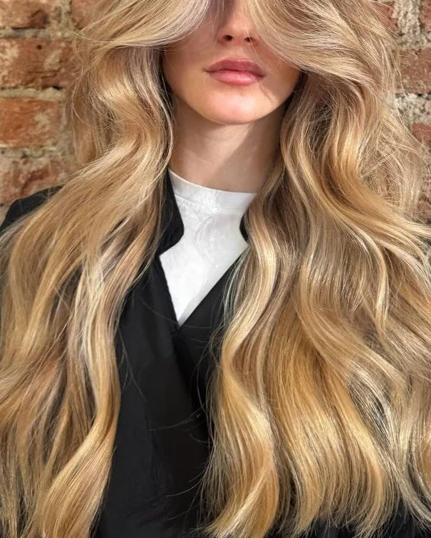Spesso i biondi caldi vengono evitati.
Li si associa subito al giallo, al rosso.
Per noi invece il caldo &egrave; equilibrio. Questo &egrave; il nostro warm blonde. Vi piace?
 
#glowhairandbeyond #warmblonde #blondespecialist #blondegoals #hairinspo