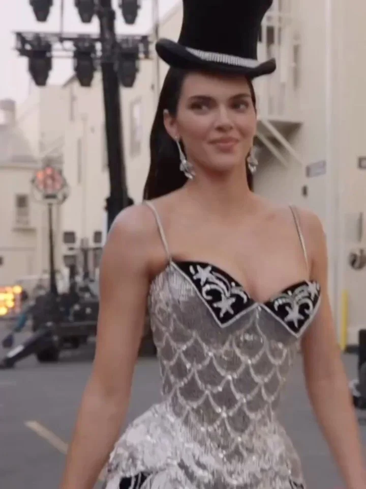 Two decades after Moulin Rouge! first lit up the screen, Catherine Martin&rsquo;s &ldquo;Black Diamonds&rdquo; corset, originally worn by Nicole Kidman as Satine, has been reborn for #VogueWorld 2025.

In a recent Vogue article, the multi&ndash;Oscar