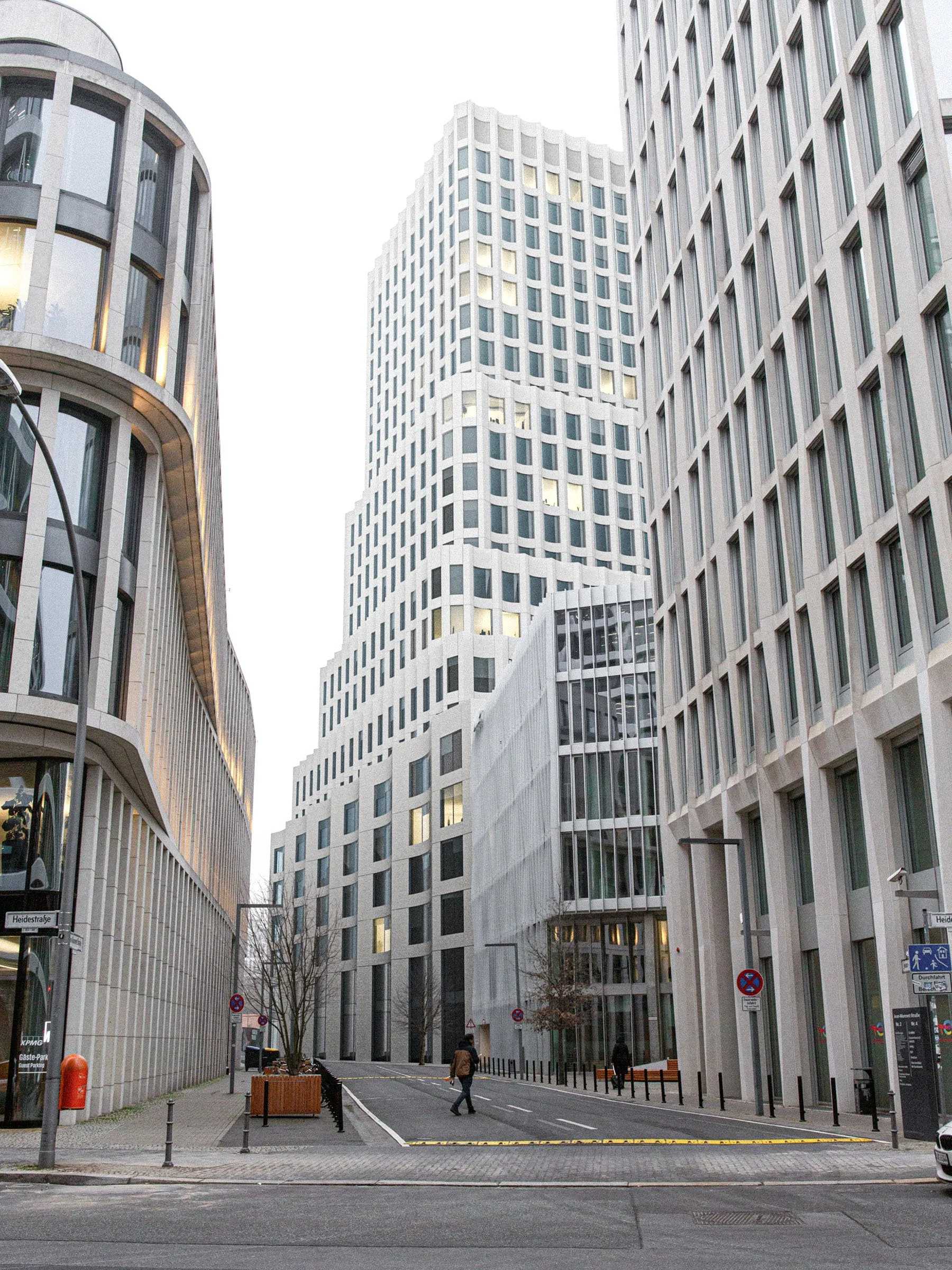 3D architektur Visualisierung eines modernen Hochhauses in einer urbanen Straße in Berlin Europacity