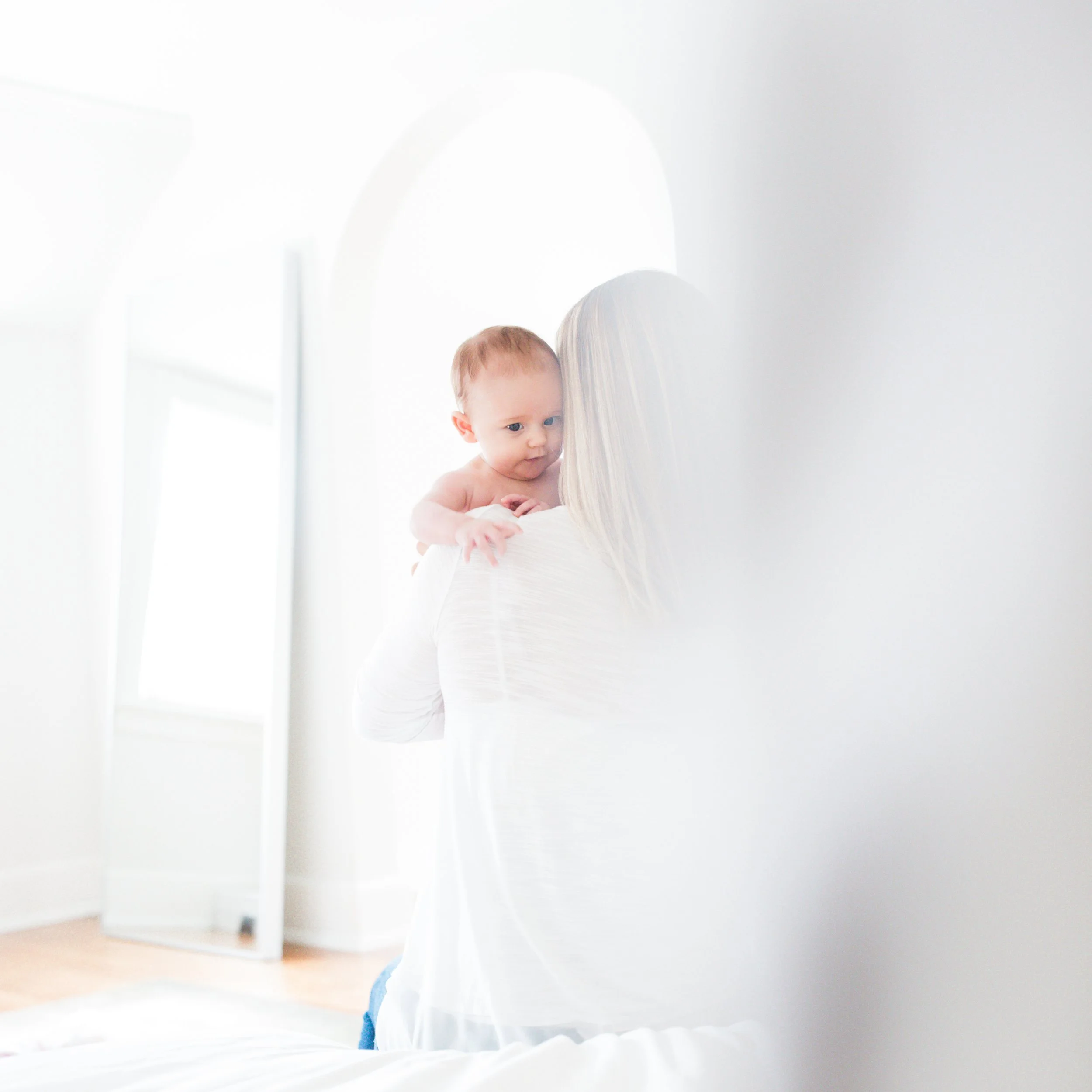 lifestyle baby photo white atmosphere bright room