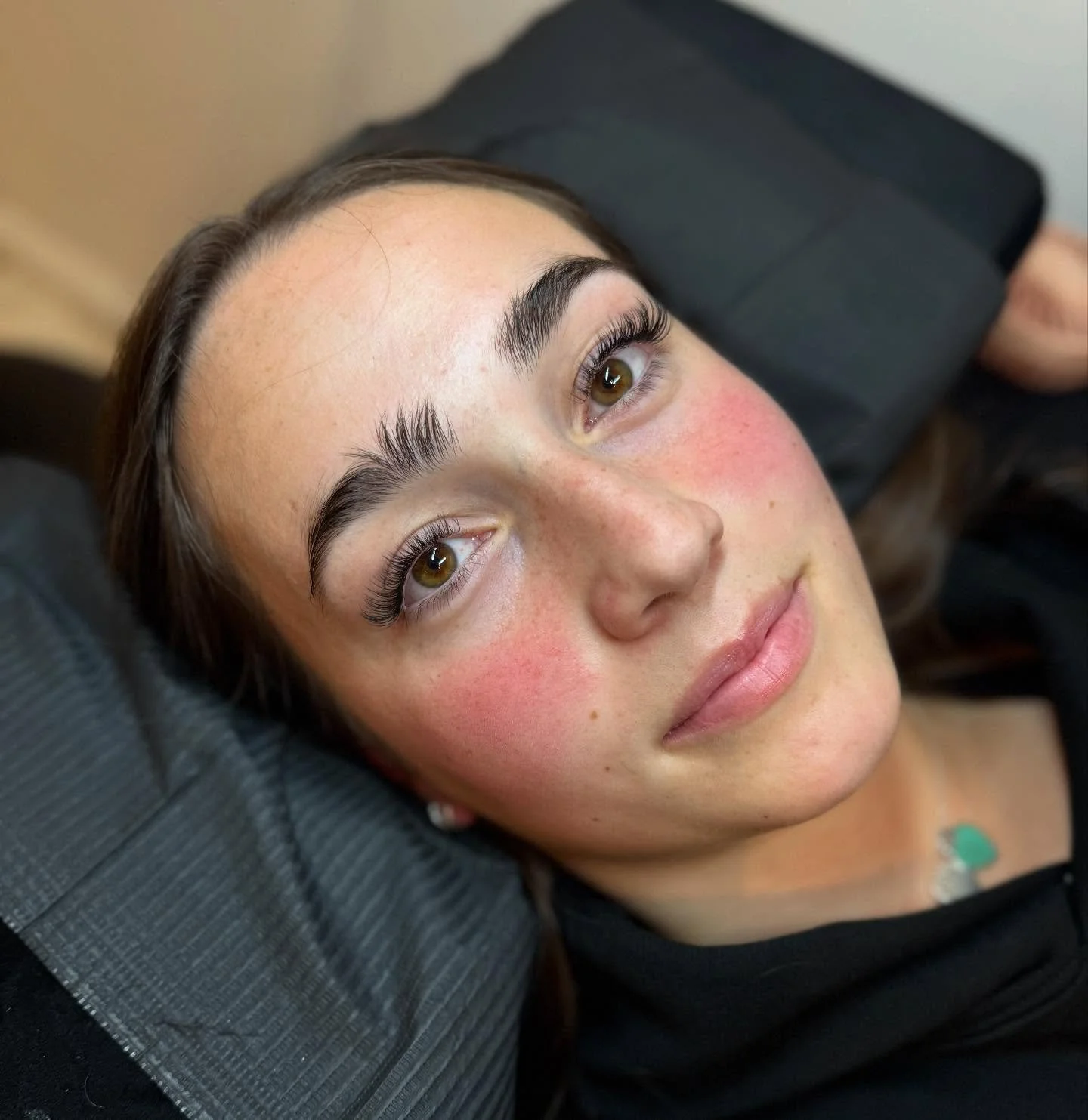 Simple but classic, sometimes that’s all you need to make the biggest impact β€οΈ
Starting with a classic lash set is the perfect way to ease into lash extensions. And if you ever want to go thicker later, I’ve got you!
To book your first