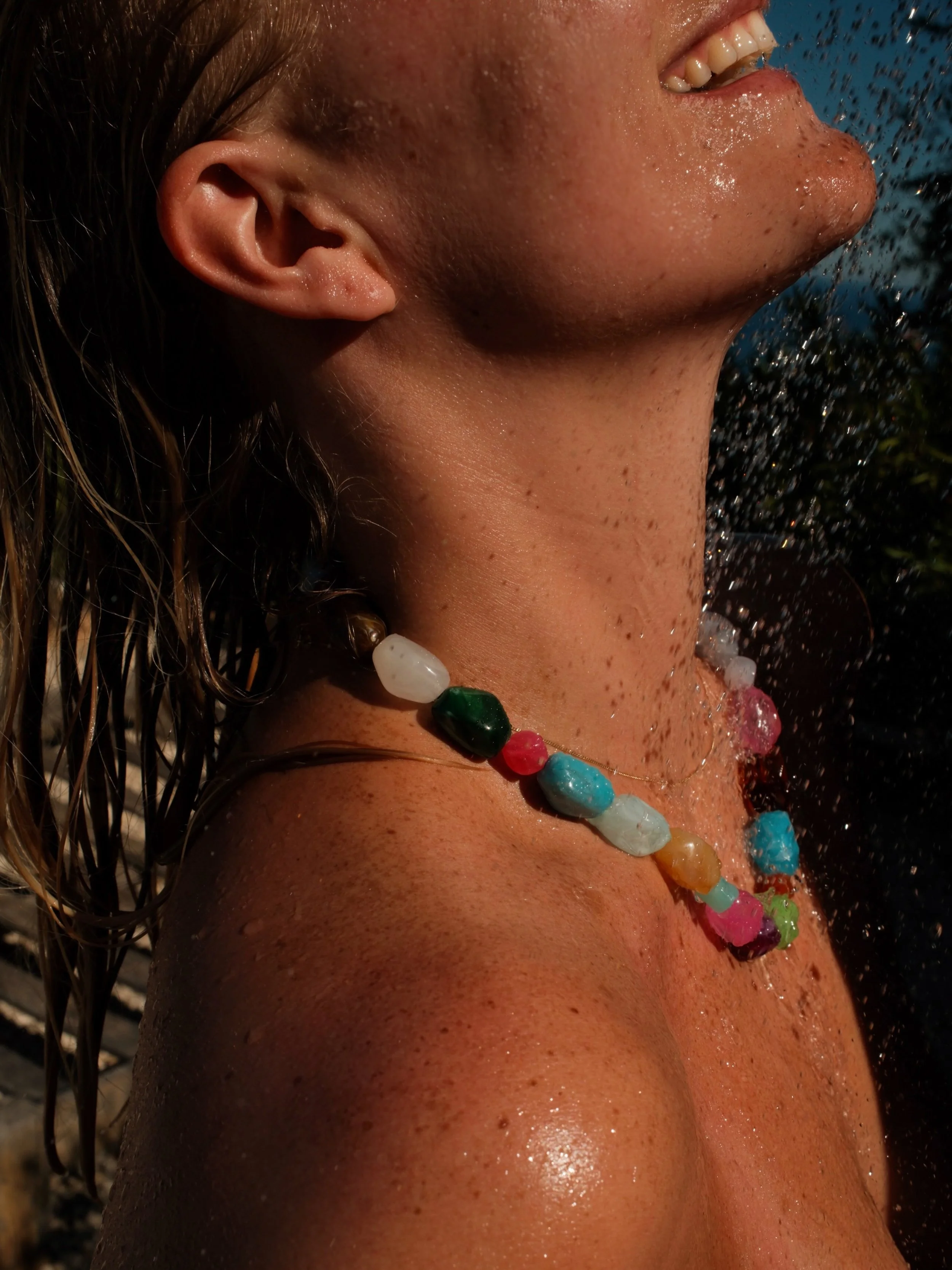 Summer shots @by_bellu 🐬🦀💛

@pairadice.nl shop by @threepm.official 

#annabeltuithofwork #summershot #jewellery #summercontent #spain
