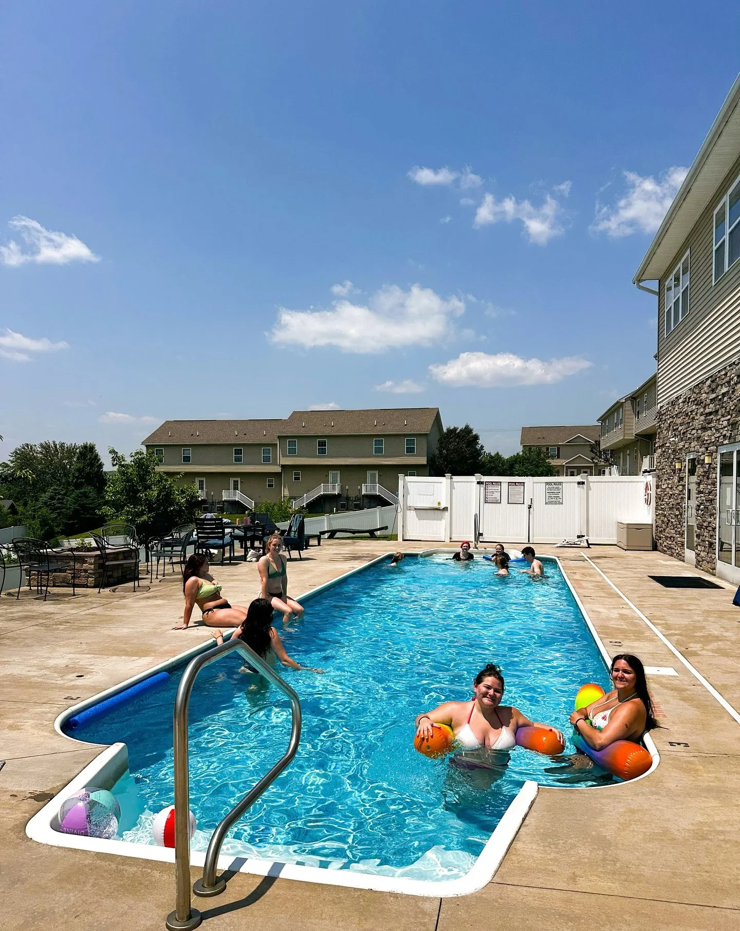 It’s pool season 🏊🏻‍♀️☀️🕶️ Does your community have a pool? 
#poolparty #splashbash #villas #happyvalley #leasing #studenthousing