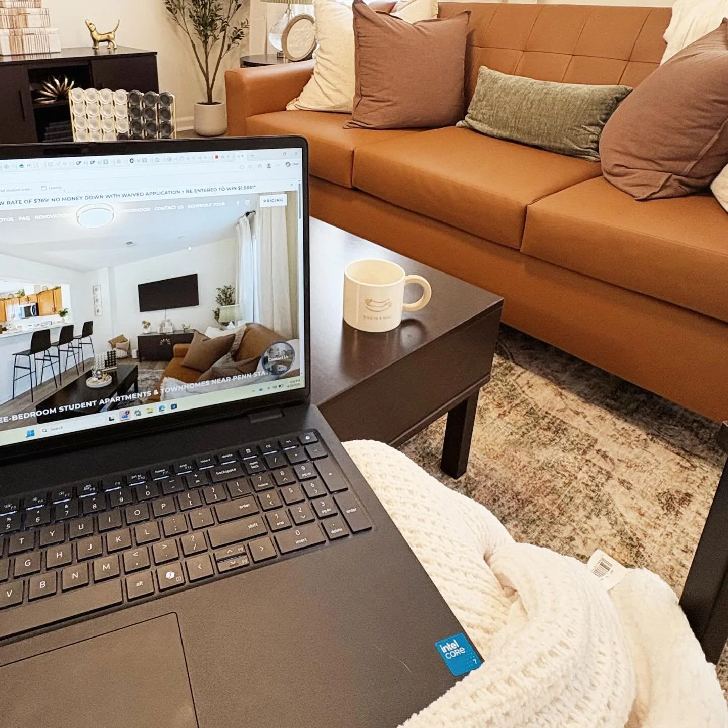 studying from home never felt cozier! 

we&rsquo;re excited to introduce your new furniture and we can&rsquo;t not highlight the spacious and cozy accent chair in the living room 🤩