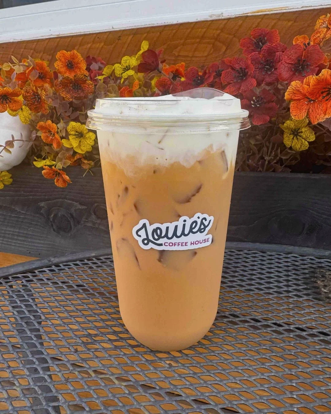 𝒲𝒾𝓃𝓉𝑒𝓇 𝐵𝓇𝒶𝓂𝒷𝓁𝑒 ❄️ ɴᴏᴠᴇᴍʙᴇʀ ᴍᴇɴᴜ

Blackberry &amp; White Mocha Latte
Vanilla Cold Foam
Topped with Cinnamon + Sugar

Come try it today!