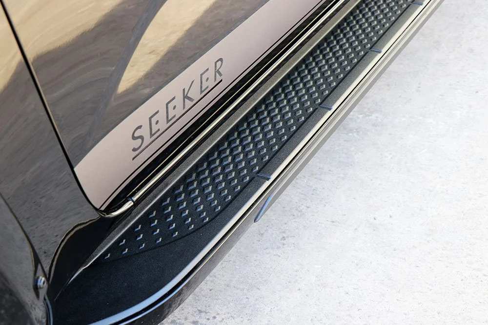 Seeker Amarok Black  side steps 1.jpg