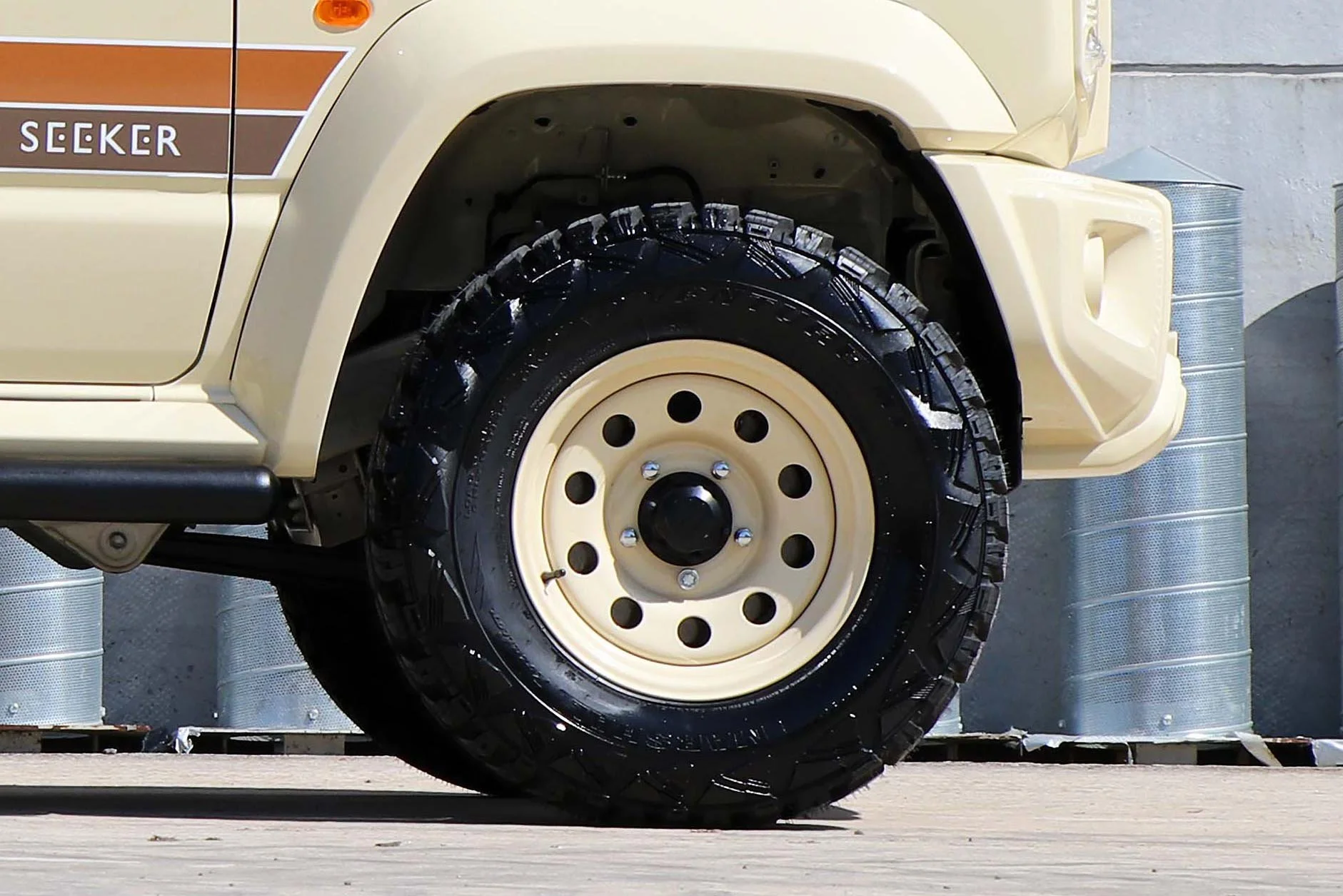 Seeker Suzuki Jimny Sand Body Colour Wheels 1.jpg