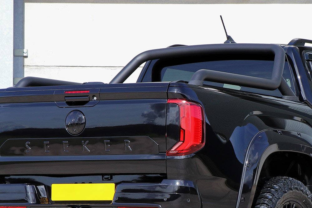 Seeker Amarok Black roll bars 3.jpg