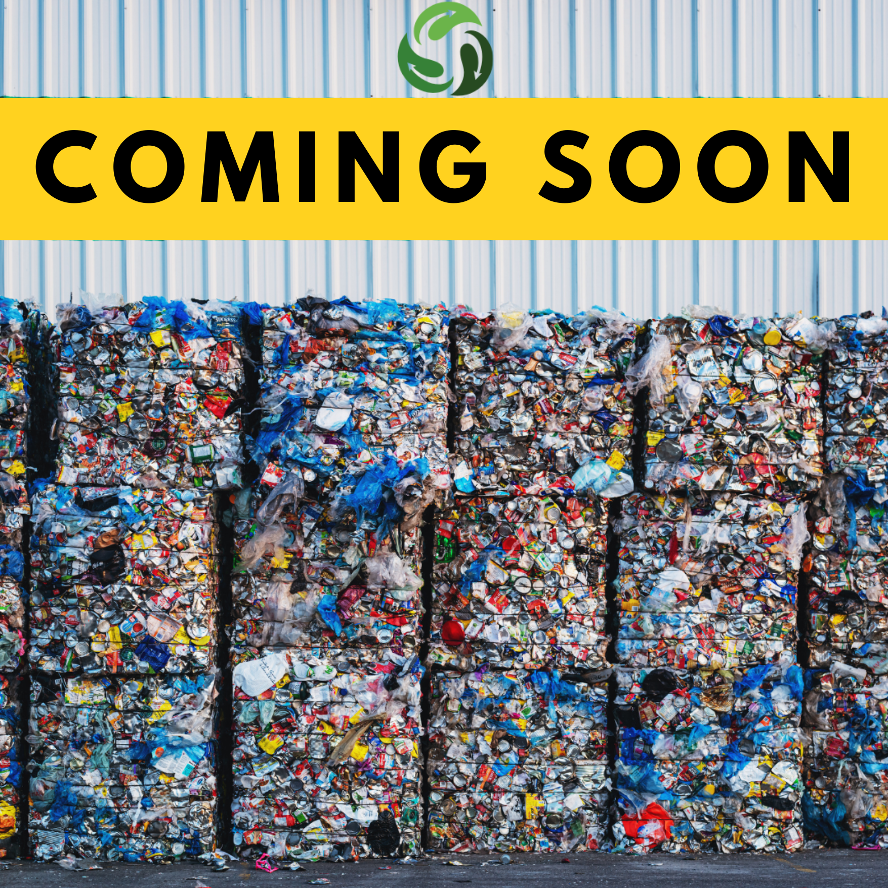 Montón de basura y residuos de plástico apilados contra una pared de metal, con un cartel grande en la parte superior que dice 'Coming Soon' y un símbolo de reciclaje en la parte superior central.