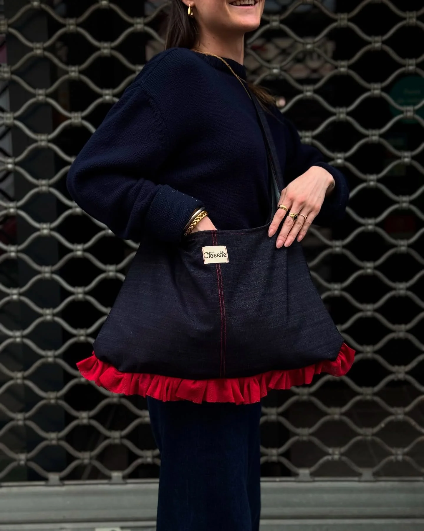 Nouveau sac upcycl&eacute; en jean 👀

Tissu en jean et tulle rouge issus de stocks dormants 

Possible &agrave; la commande et disponible en boutique 🏠