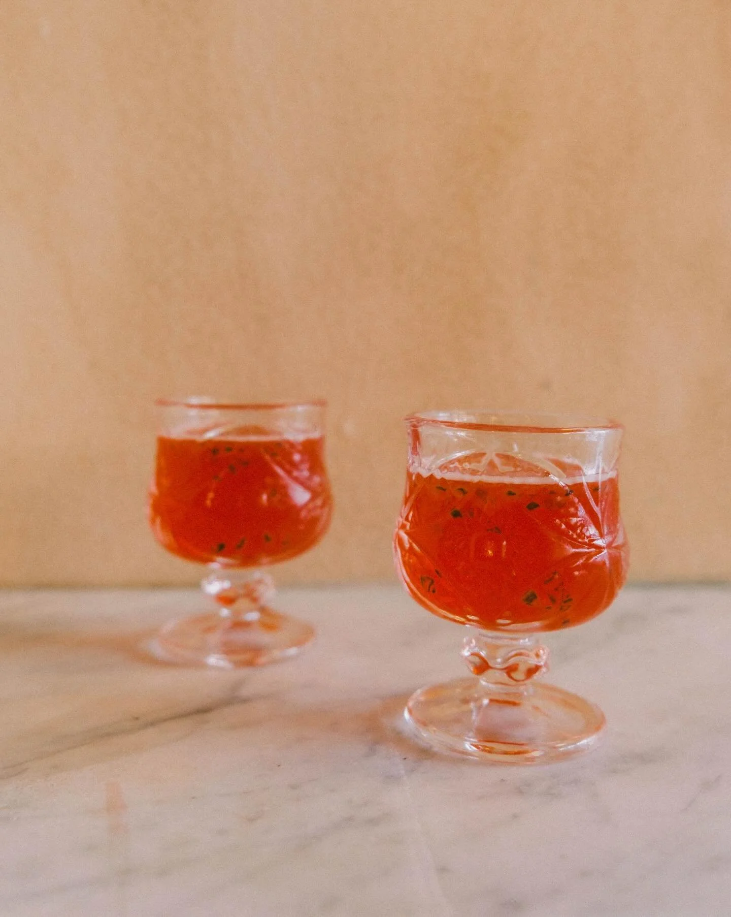 |:|
𝔞𝔯𝔞𝔟𝔦𝔞𝔫 𝔰𝔲𝔫𝔰𝔢𝔱
novo fogi silver cacha&ccedil;a &bull; roasted strawberry &bull; rooh afza &bull; campari &bull; basil &amp; tukmaria (basil seeds) 🌹
&mdash;
kicking off VSB 8.0 with a lil amuse was very fun 🌞 and i loved reviving t