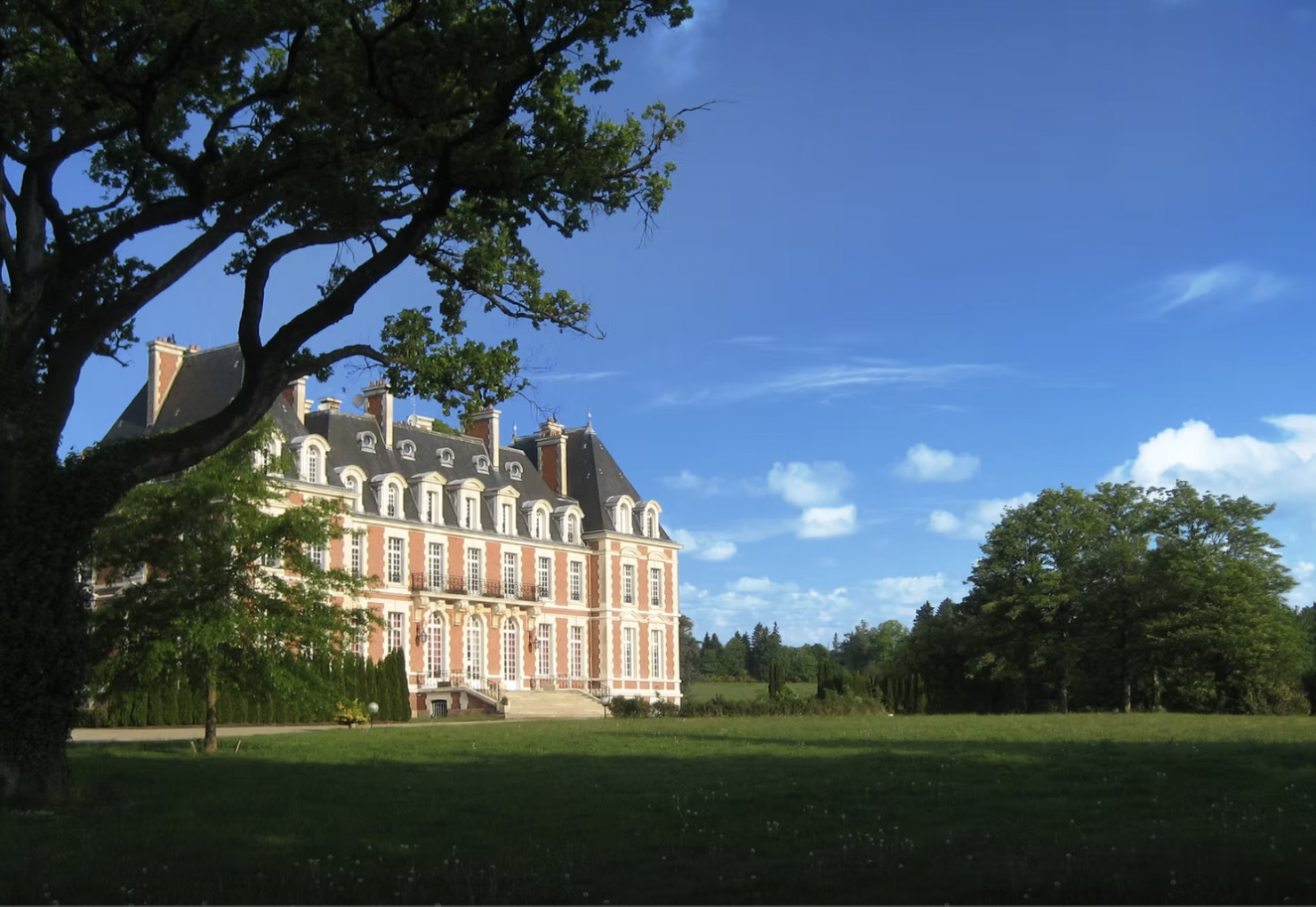  This large scale multimillion luxury resort in a tranquil country estate in rural France includes a Spa, horse-riding, 18-hole golf course and clubhouse, restaurant and 16 accommodation buildings containing 220 holiday apartments for up to 1000 gues