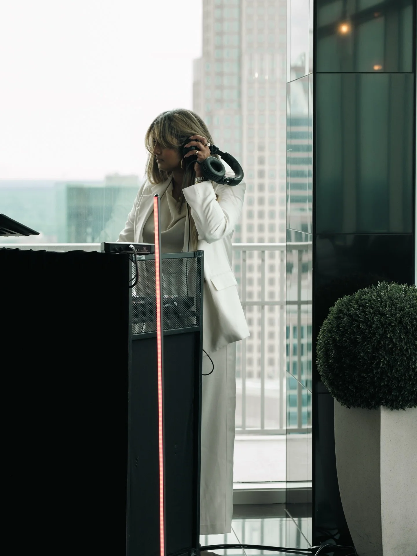 The level of intention to detail that @ieshamariefox  intended for her event, 
The Founders Lounge. &clubs;️
From the music , drinks, bourbon, food, to the literal last pin at the 50th floor of Charlottes best views. 
Take a look for your self. &hear